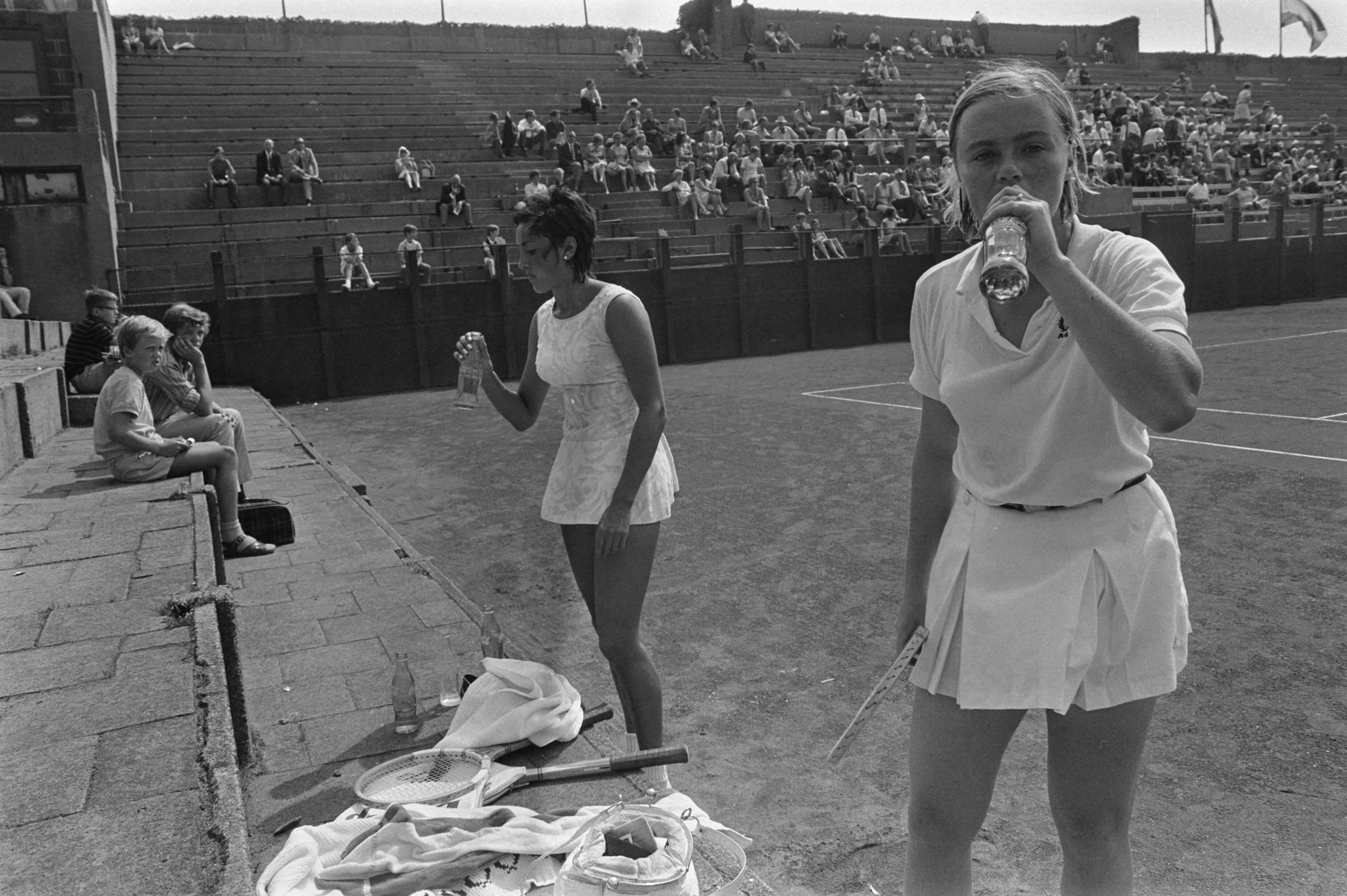 Fotocollectie Anefo — Nationale kampioenschappen, Scheveningen, vervolg 237490; nr. 23: J. Salome , nr. 24, 25: (links) J. Salome , (rechts) A. Bakker — Foto: Mieremet, Rob / Anefo. Licentie: Set B: Rechtenvrij / Publiek Domein. Bron: Nationaal Archief. http://hdl.handle.net/10648/aba005d8-d0b4-102d-bcf8-003048976d84