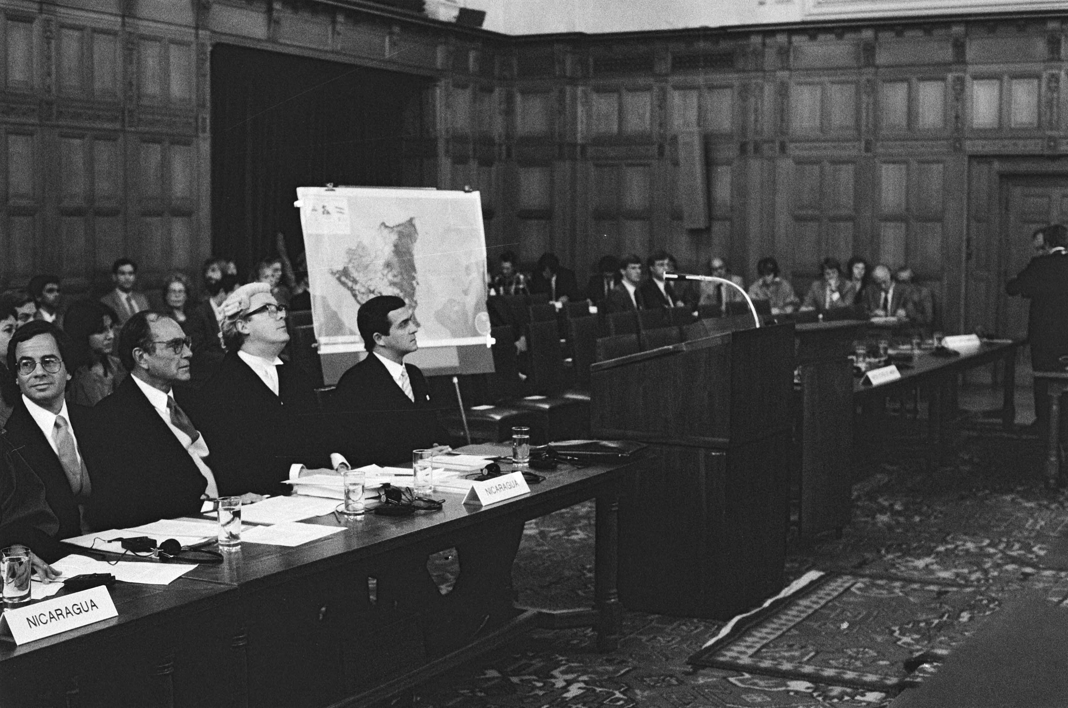 Fotocollectie Anefo — Klacht van Nicaragua tegen de VS voor het Internationaal Gerechtshof in Den Haag voortgezet; Nicaraguaanse amb. Carlos Arguella Gomez — Foto: Croes, Rob C. / Anefo. Licentie: Set B: Rechtenvrij / Publiek Domein. Bron: Nationaal Archief. http://hdl.handle.net/10648/ad4a4830-d0b4-102d-bcf8-003048976d84