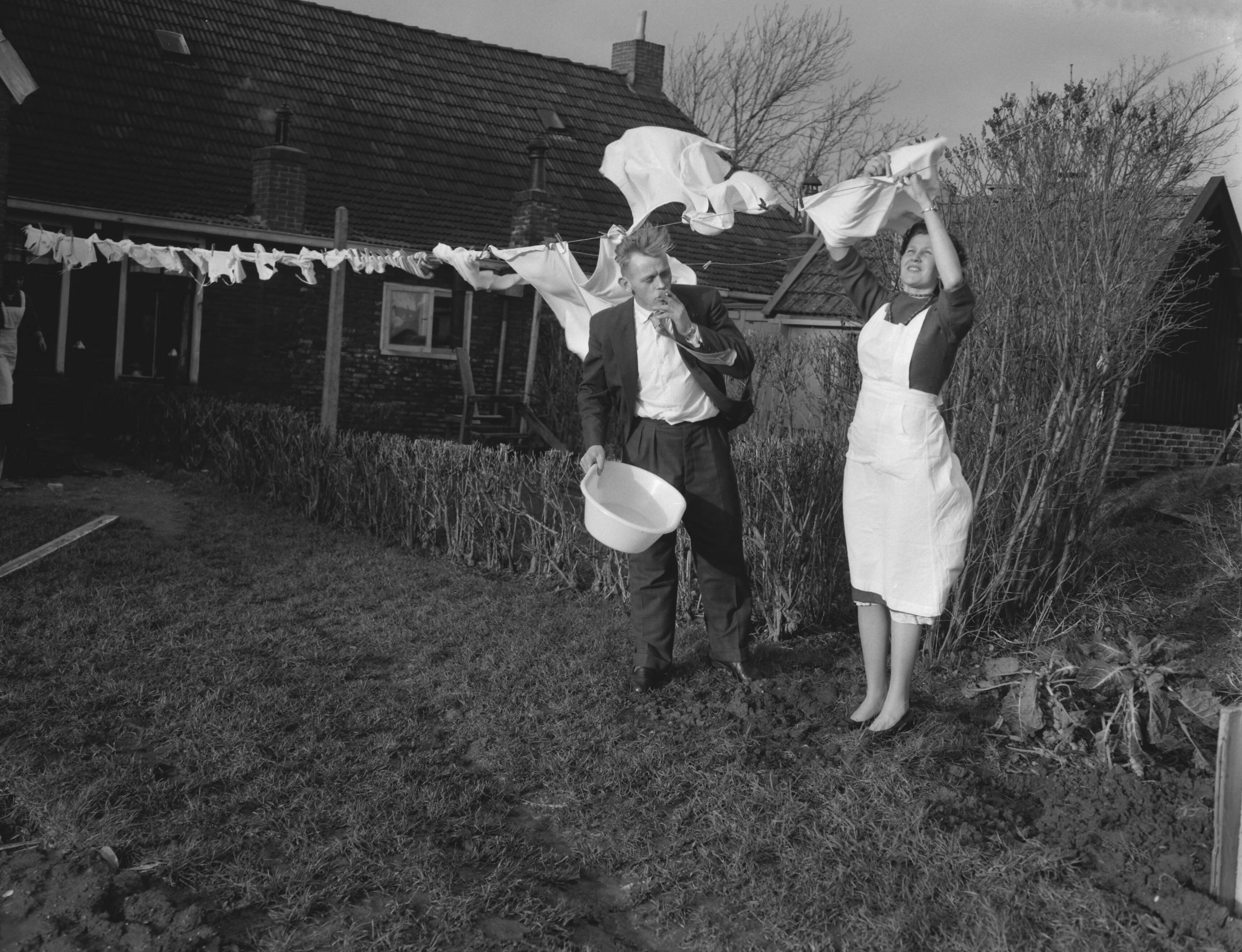 Fotocollectie Anefo — Vierling Lautenbach uit Deinum allemaal thuis, vader Sale en moeder Janny hangen de was op — Foto: Rossem, Wim van / Anefo. Licentie: Set B: Rechtenvrij / Publiek Domein. Bron: Nationaal Archief. http://hdl.handle.net/10648/a98c6818-d0b4-102d-bcf8-003048976d84