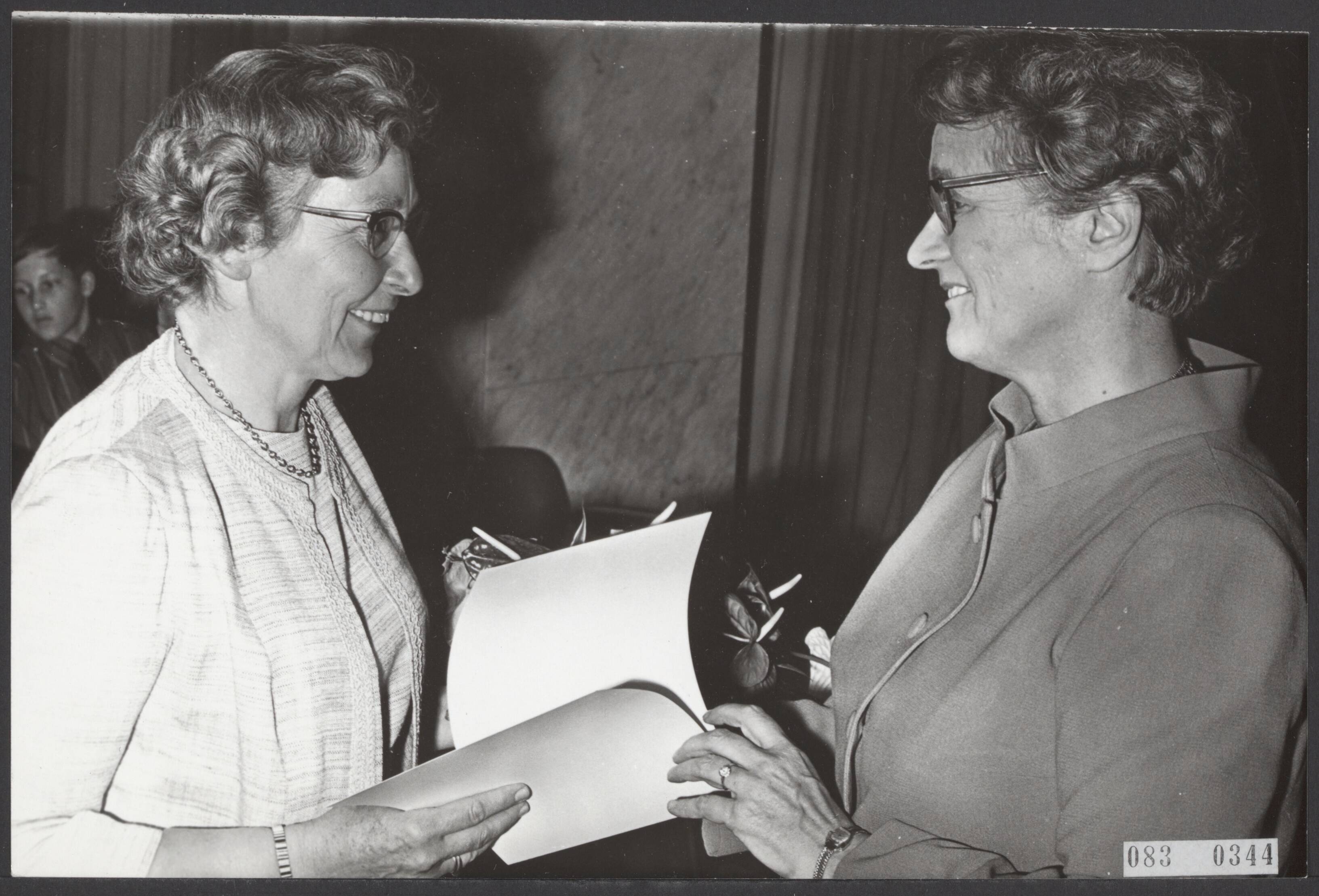 Fotocollectie Elsevier Binnenland — Minister Klompé reikte de Staatsprijs voor kinder- en jeugdliteratuur 1967 uit aan An Rutgers van der Loeff- Basenau op het ministerie van CRM — Foto: Fotograaf Onbekend / Anefo. Licentie: Set B: Rechtenvrij / Publiek Domein. Bron: Nationaal Archief. http://hdl.handle.net/10648/ae1aa7dc-d0b4-102d-bcf8-003048976d84
