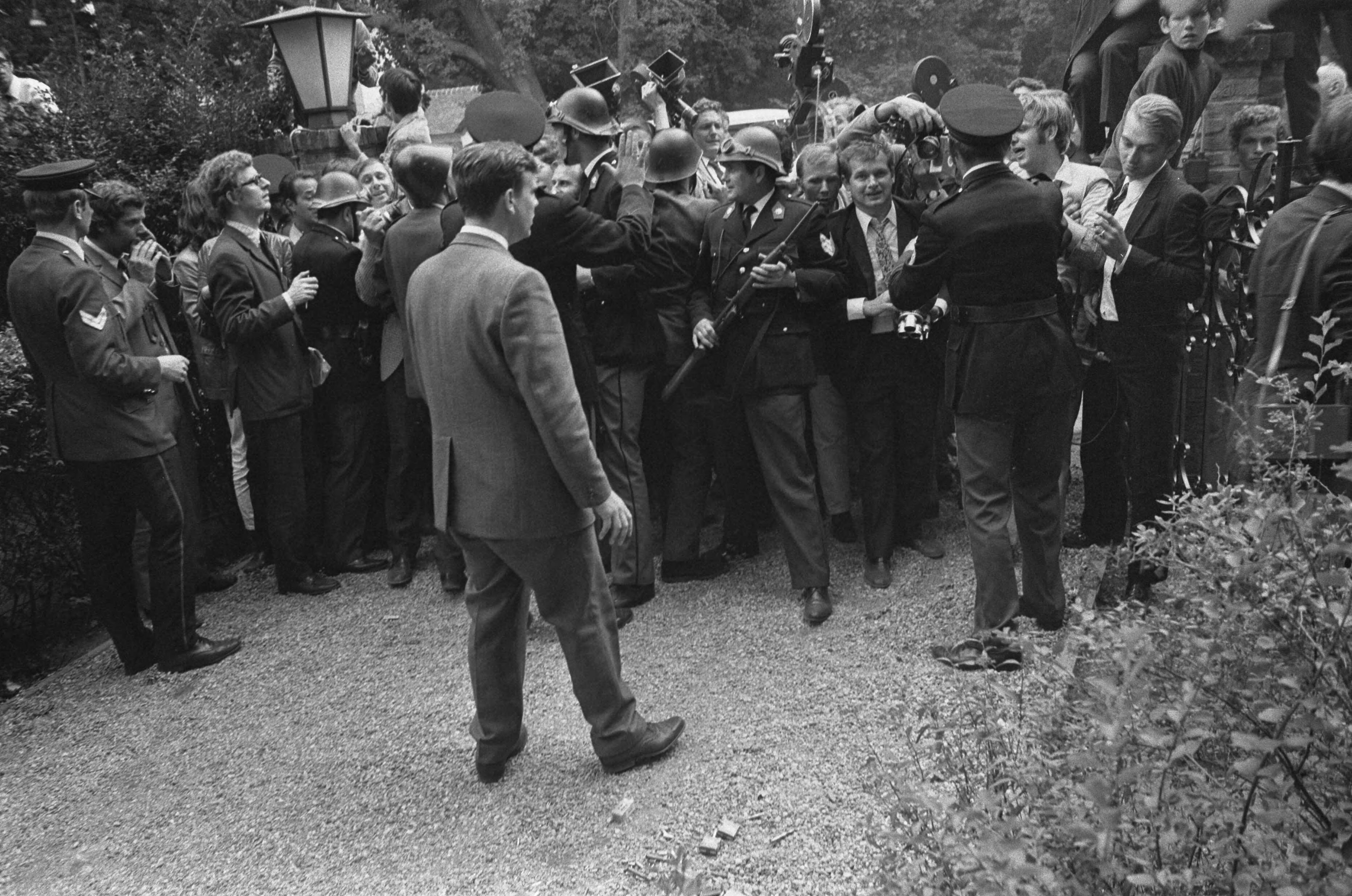 Fotocollectie Anefo — Ambonezen bezetten woning van Indonesische Ambassadeur, Wassenaar — Foto: Evers, Joost / Anefo. Licentie: Set B: Rechtenvrij / Publiek Domein. Bron: Nationaal Archief. http://hdl.handle.net/10648/aba17102-d0b4-102d-bcf8-003048976d84