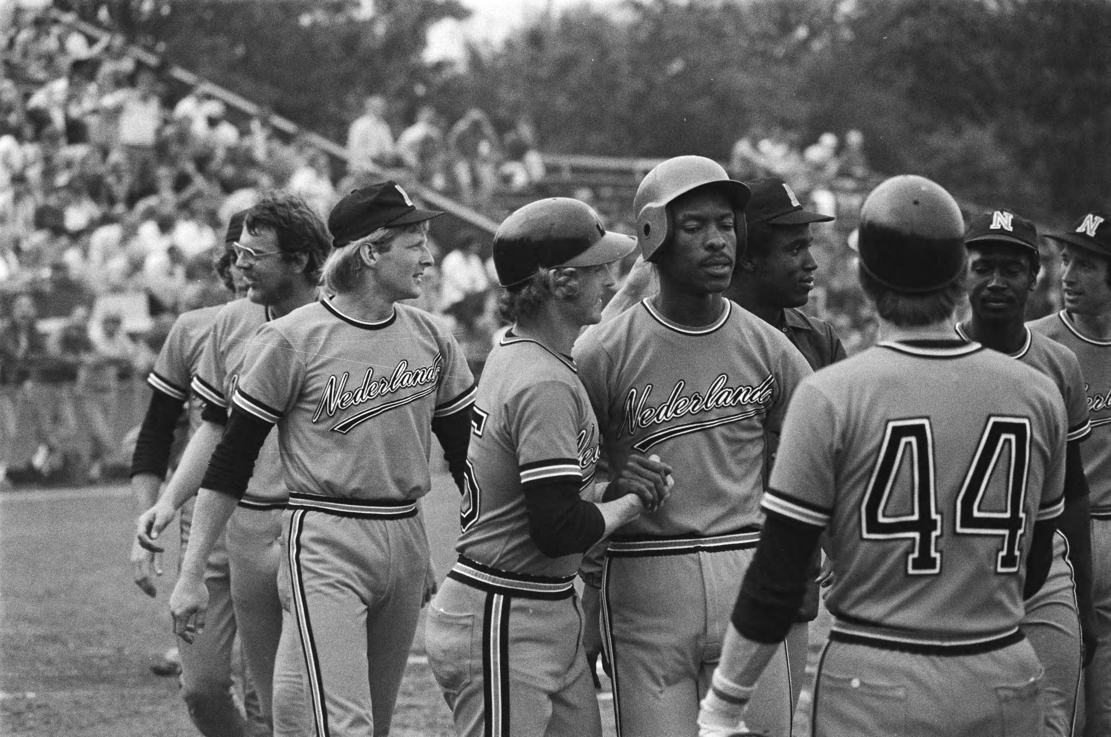 Fotocollectie Anefo — EK honkbal in Haarlem Nederland tegen Belgie; Richardson (midden) wordt gefeliciteerd na home-run — Foto: Suyk, Koen / Anefo. Licentie: Set B: Rechtenvrij / Publiek Domein. Bron: Nationaal Archief. http://hdl.handle.net/10648/ac9ffca4-d0b4-102d-bcf8-003048976d84