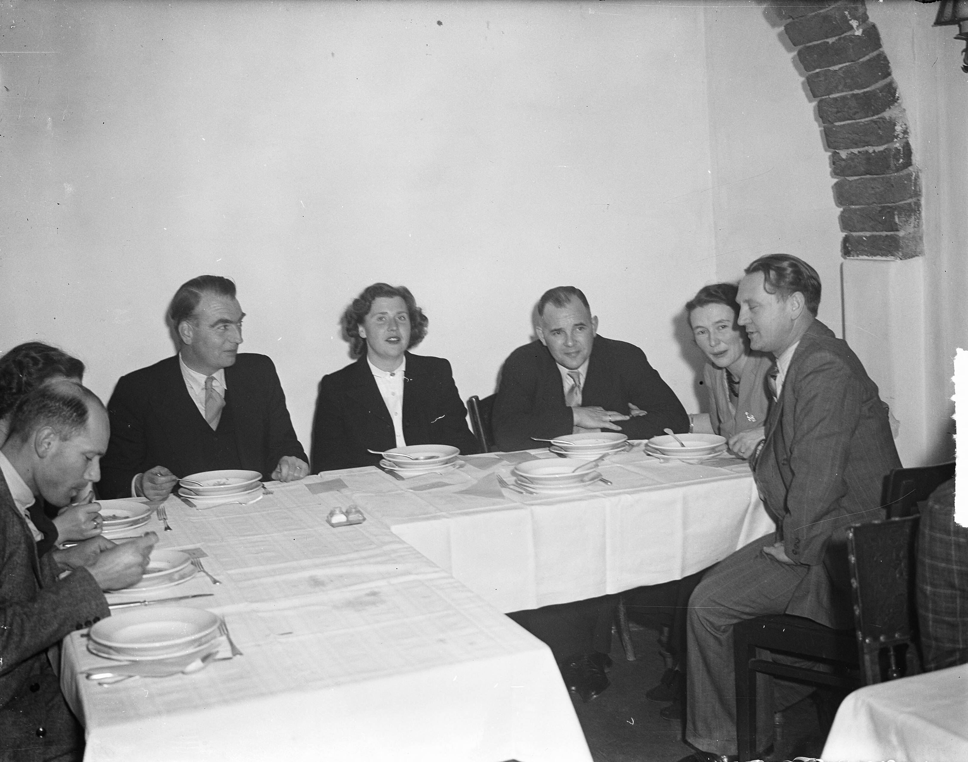 Fotocollectie Anefo — Openingsrit RAC tegen West. Diner Zandvoort — Foto: Averink, […] / Anefo. Licentie: Set B: Rechtenvrij / Publiek Domein. Bron: Nationaal Archief. http://hdl.handle.net/10648/a8c14368-d0b4-102d-bcf8-003048976d84