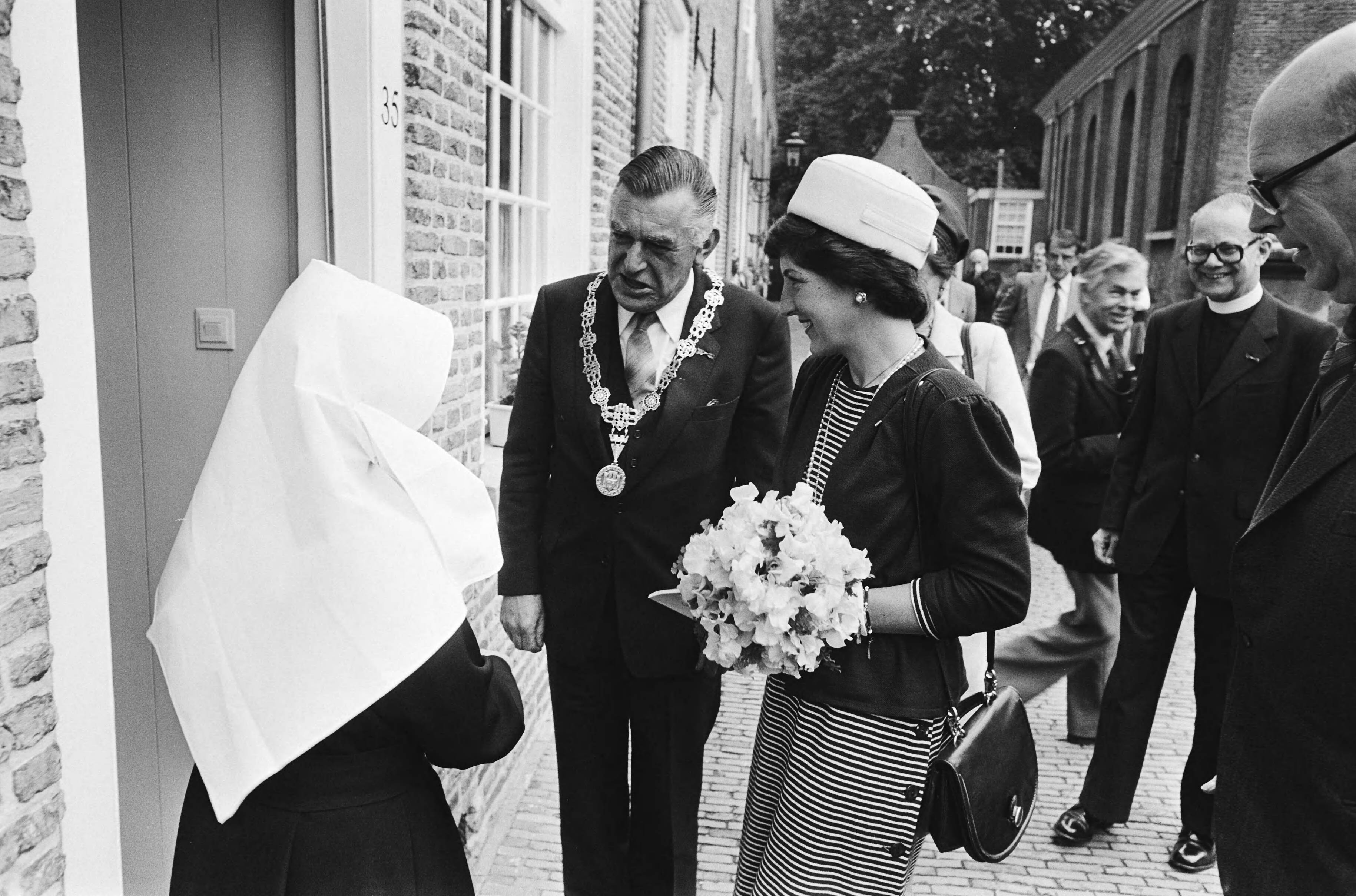 Fotocollectie Anefo — Pr. Margriet woont feestelijkheden bij tgv de voltooiing van de restauratie van het Begijnhof in Breda; diversen — Foto: Bogaerts, Rob / Anefo. Licentie: Set B: Rechtenvrij / Publiek Domein. Bron: Nationaal Archief. http://hdl.handle.net/10648/ace1c1ac-d0b4-102d-bcf8-003048976d84