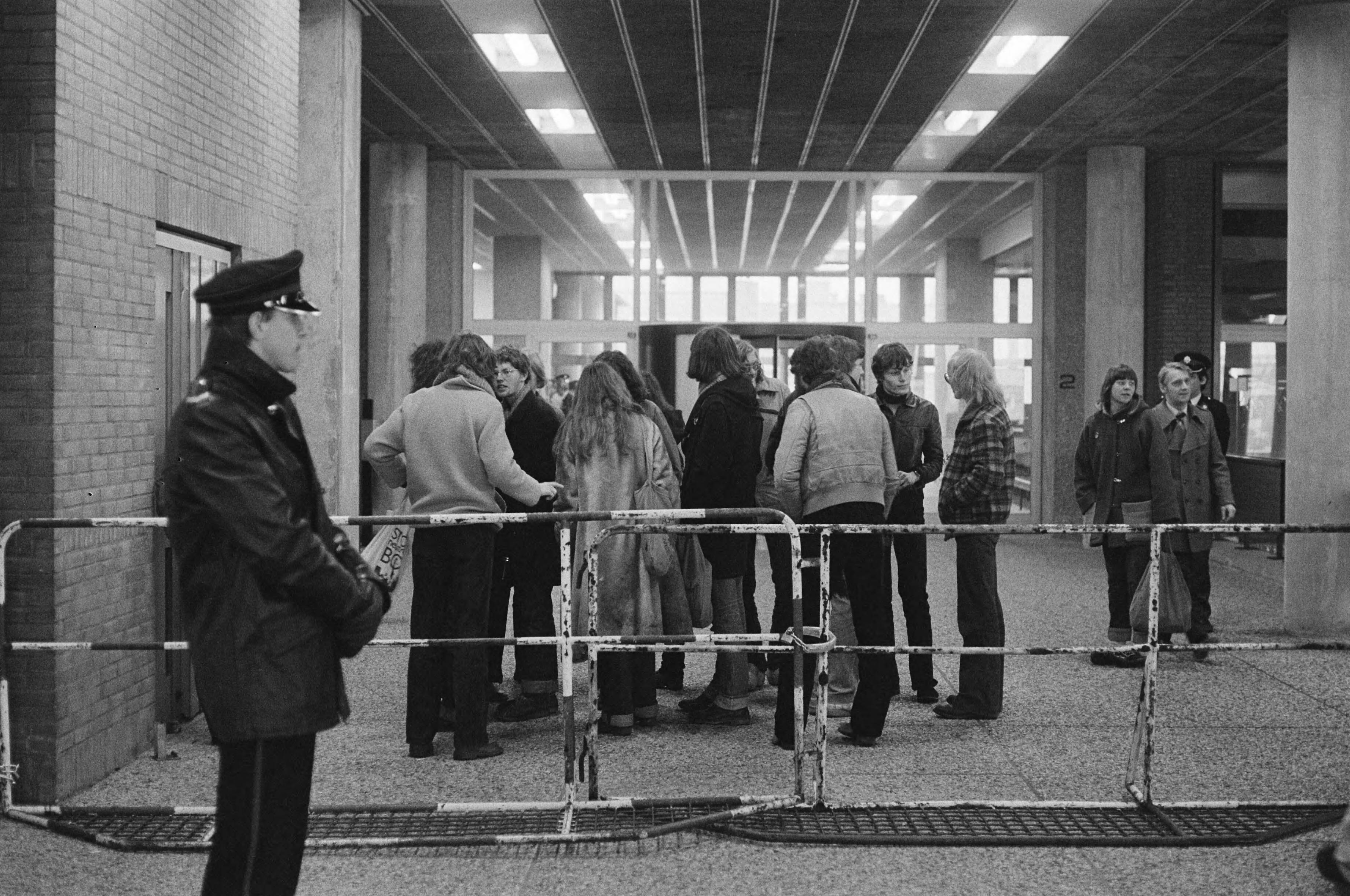 Fotocollectie Anefo — Totaalweigeraars voor Hoog Militair Gerechtshof in Den Haag ; ingang Paleis van Justitie streng bewaakt — Foto: Suyk, Koen / Anefo. Licentie: Set B: Rechtenvrij / Publiek Domein. Bron: Nationaal Archief. http://hdl.handle.net/10648/acdbfb14-d0b4-102d-bcf8-003048976d84
