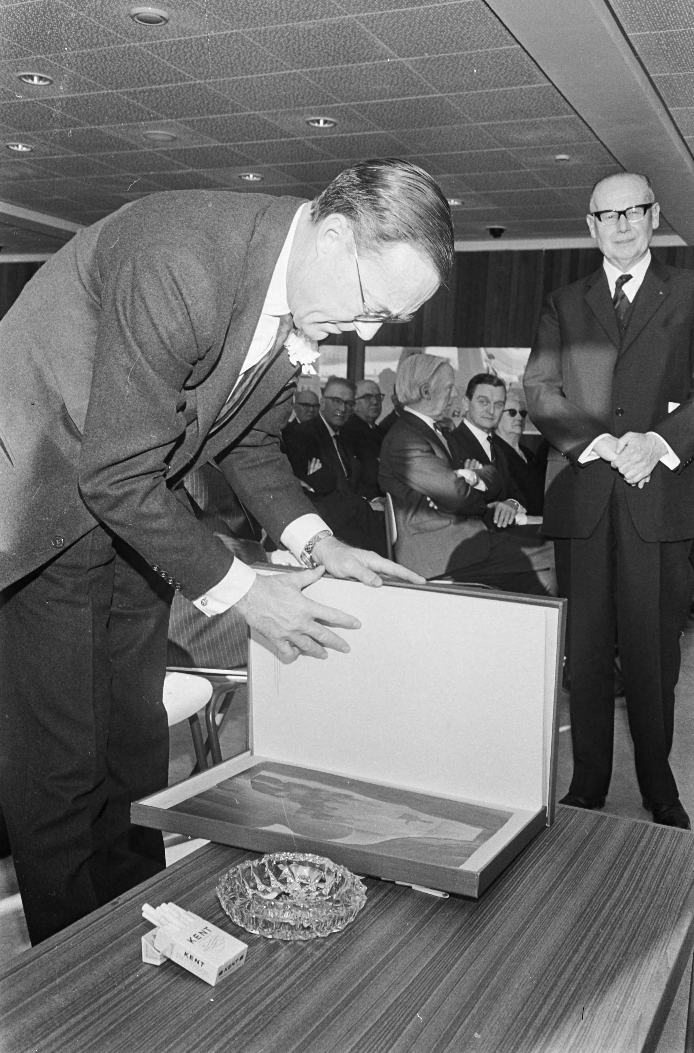 Fotocollectie Anefo — Prins Bernhard opende grafische fabriek te Haarlem, de prins kreeg een exemplaar van de nieuwe uitgave van de Chassidische Legende — Foto: Kroon, Ron / Anefo. Licentie: Set B: Rechtenvrij / Publiek Domein. Bron: Nationaal Archief. http://hdl.handle.net/10648/ab0afe66-d0b4-102d-bcf8-003048976d84