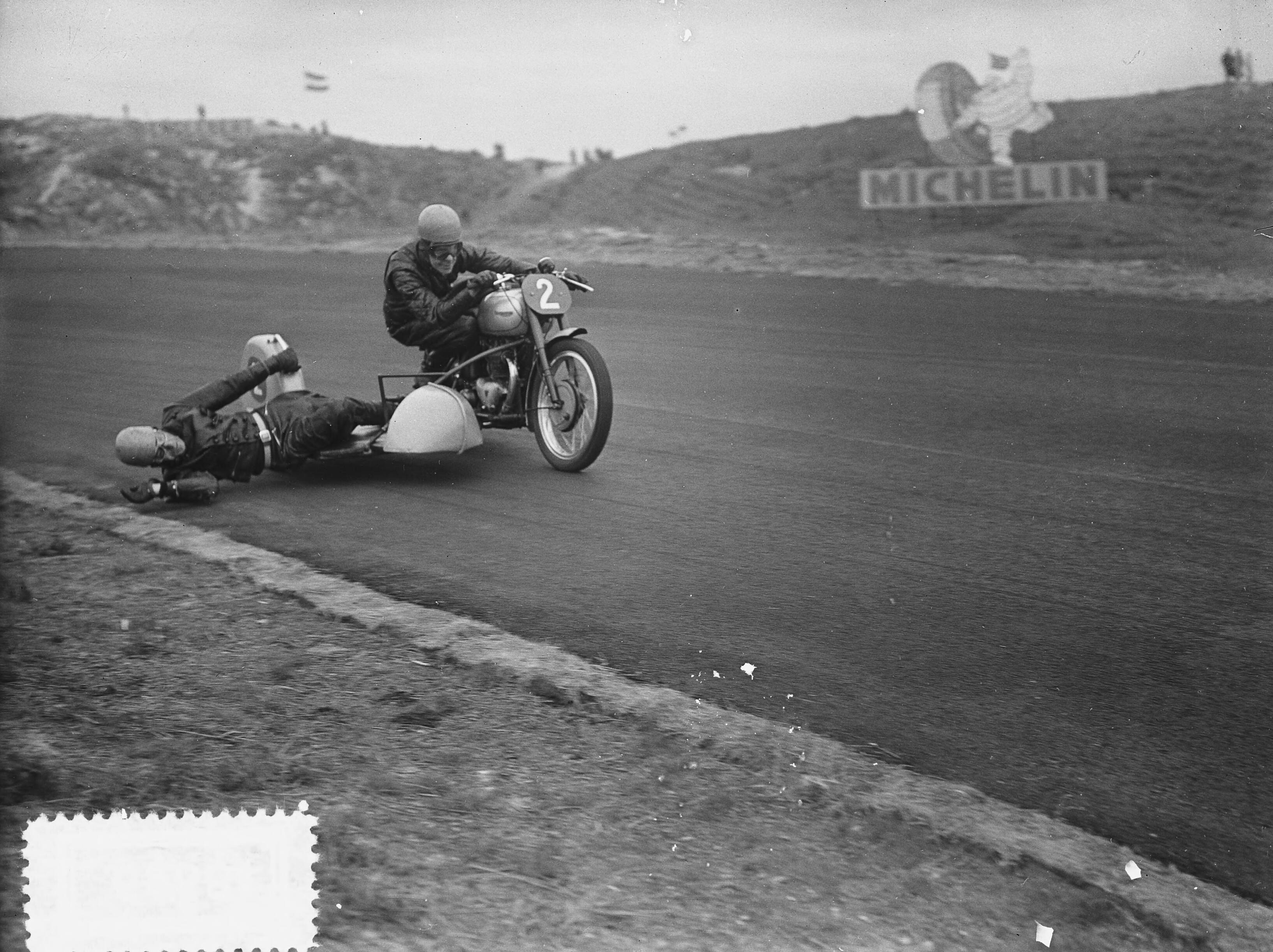 Motorraces Zandvoort — Motorraces op het circuit van Zandvoort. Zijspannen. De Nederlander T.H. Dijkman en bijrijder op Triumph — Foto: Bilsen, Joop van / Anefo. Licentie: Set B: Rechtenvrij / Publiek Domein. Bron: Nationaal Archief. http://hdl.handle.net/10648/a9220978-d0b4-102d-bcf8-003048976d84