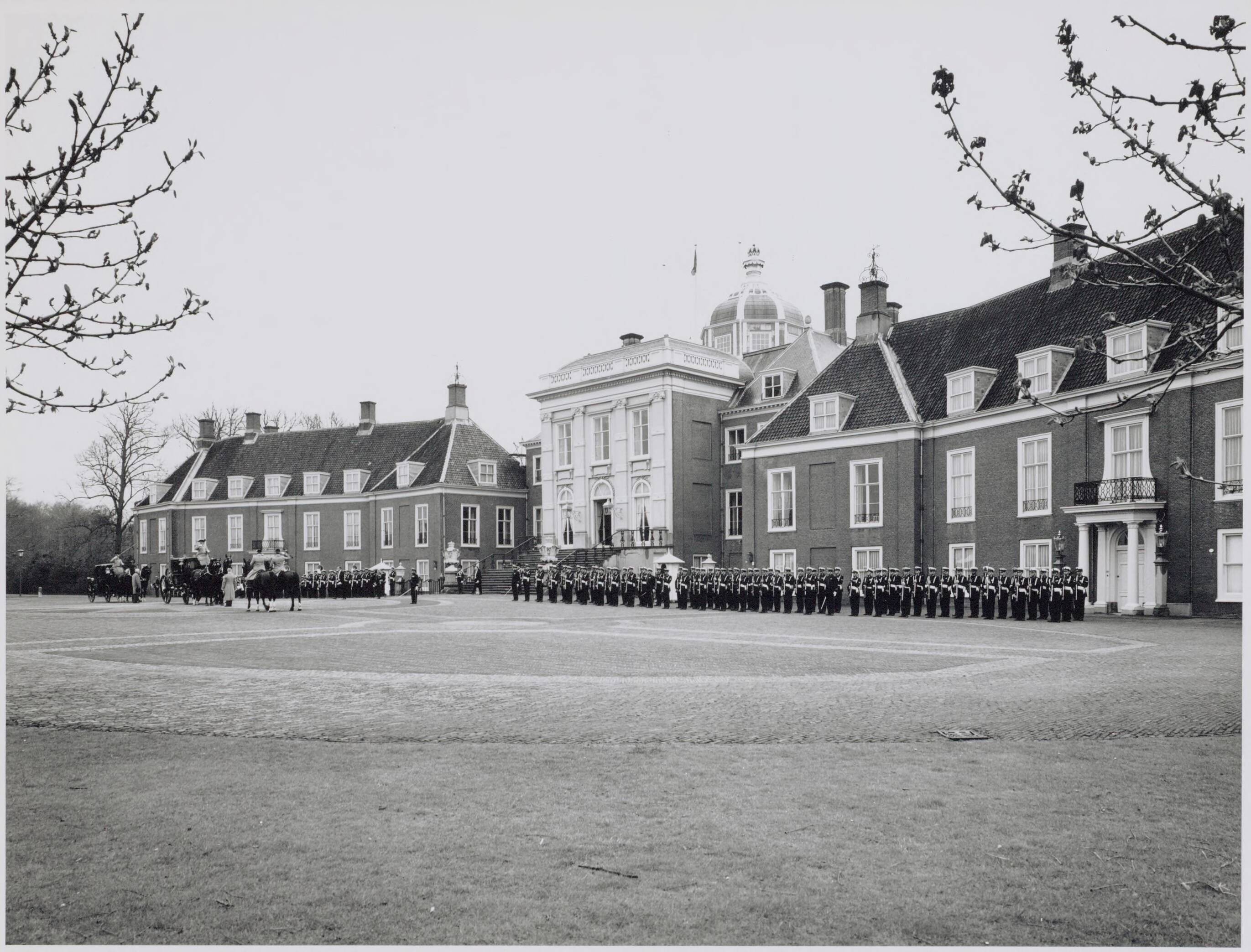 Paleis Huis ten Bosch te Den Haag — Exterieur — Foto: Hofmeester, Bart / RVD. Licentie: Set B: Rechtenvrij / Publiek Domein. Bron: Nationaal Archief. http://hdl.handle.net/10648/afa91408-d0b4-102d-bcf8-003048976d84