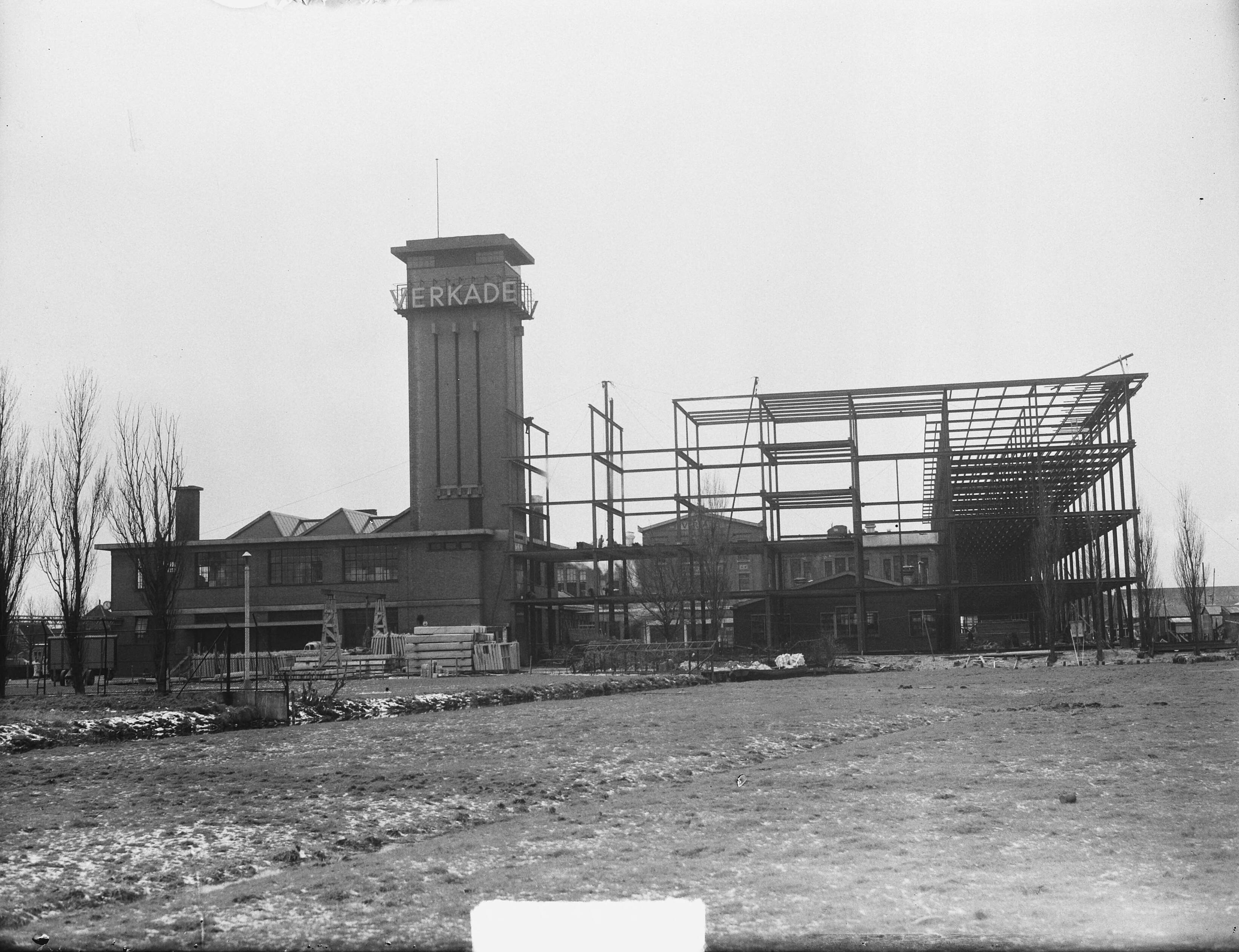 Fotocollectie Anefo — Verkade in Zaandam breidt uit. Nieuwbouw biscuitfabriek — Foto: Vogel, Carel L. de / Anefo. Licentie: Set B: Rechtenvrij / Publiek Domein. Bron: Nationaal Archief. http://hdl.handle.net/10648/a8e7e644-d0b4-102d-bcf8-003048976d84