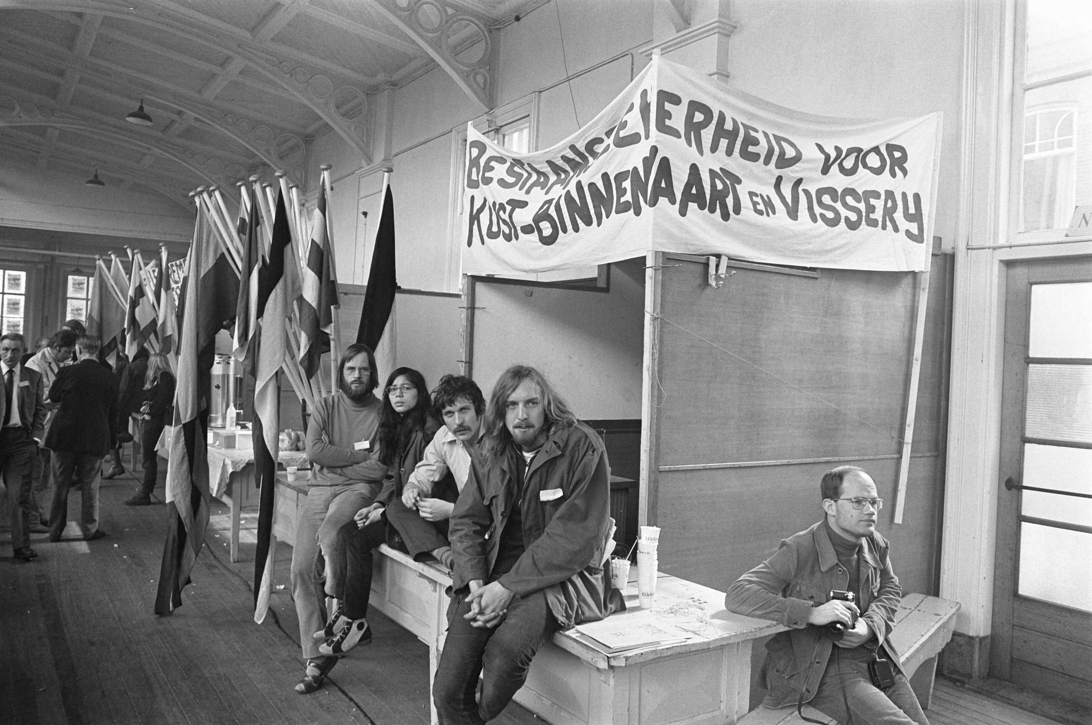 Fotocollectie Anefo — Volkscongres in Korenbeurs te Groningen, spandoeken etc. — Foto: Punt, W. / Anefo. Licentie: Set B: Rechtenvrij / Publiek Domein. Bron: Nationaal Archief. http://hdl.handle.net/10648/abe6cc70-d0b4-102d-bcf8-003048976d84