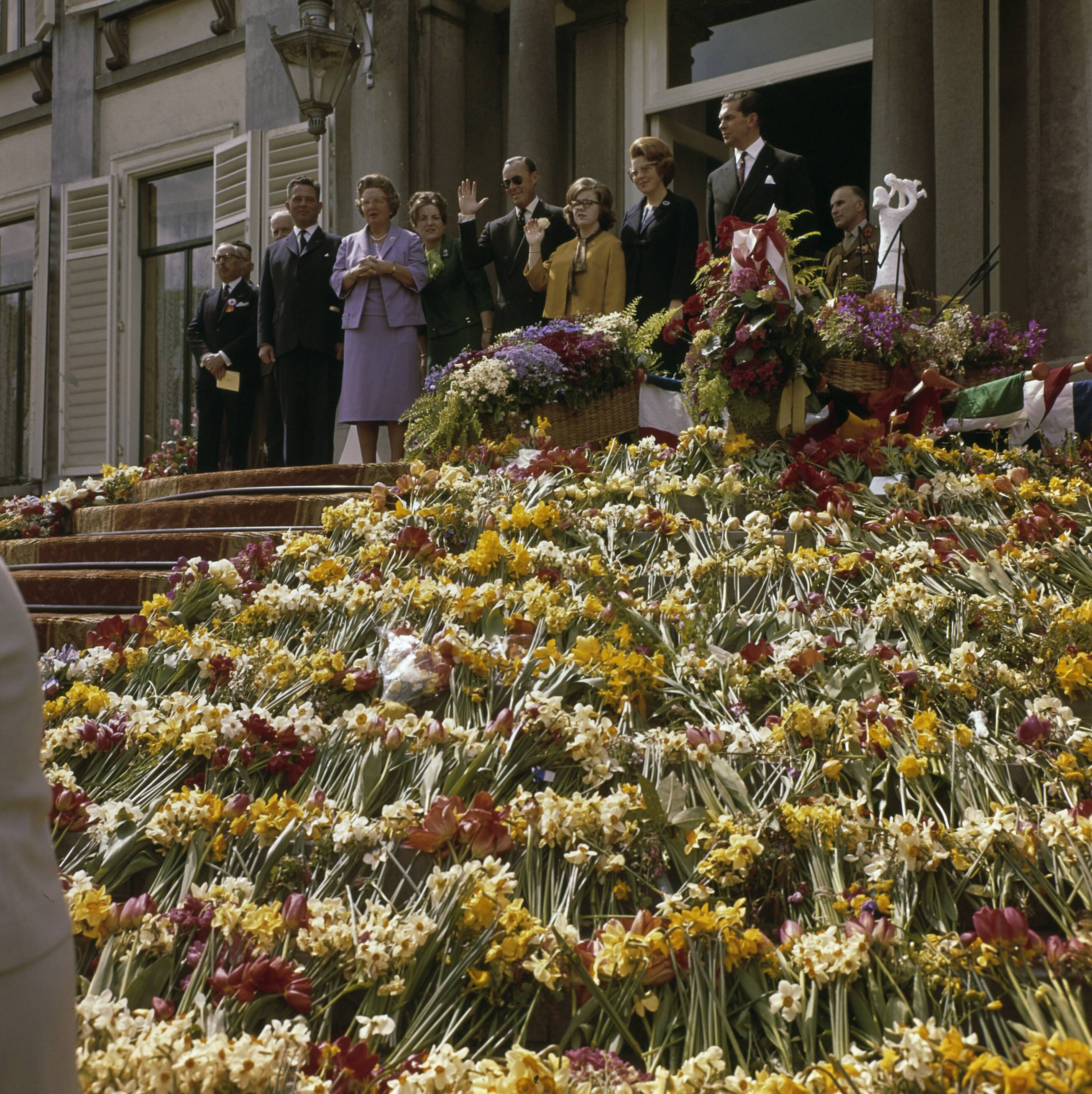 Fotocollectie Anefo — Koninginnedag 1964. Defilé paleis Soestdijk — Foto: Fotograaf Onbekend / Anefo. Licentie: Set B: Rechtenvrij / Publiek Domein. Bron: Nationaal Archief. http://hdl.handle.net/10648/ad8c50c2-d0b4-102d-bcf8-003048976d84