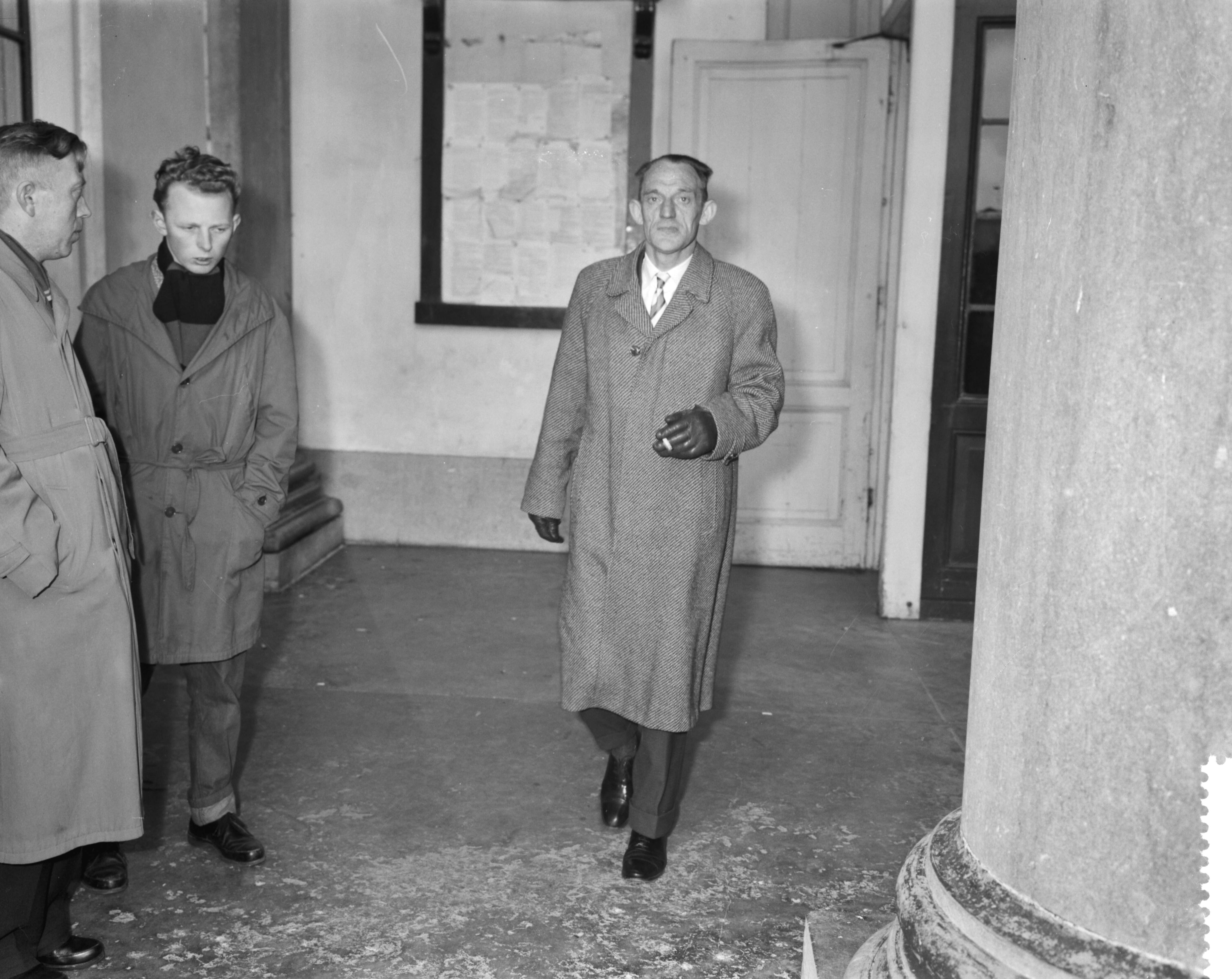 Fotocollectie Anefo — Leeuwarden. Proces gifmoord dr. O.: bewaker M. de Jong — Foto: Rossem, Wim van / Anefo. Licentie: Set B: Rechtenvrij / Publiek Domein. Bron: Nationaal Archief. http://hdl.handle.net/10648/a9ad394e-d0b4-102d-bcf8-003048976d84