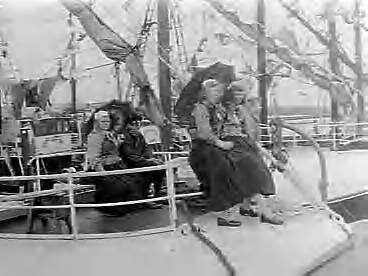 Fotocollectie Anefo — Vlaggetjesdag in IJmuiden en Scheveningen — Foto: Noske, J.D. / Anefo. Licentie: Set B: Rechtenvrij / Publiek Domein. Bron: Nationaal Archief. http://hdl.handle.net/10648/a95fd03c-d0b4-102d-bcf8-003048976d84
