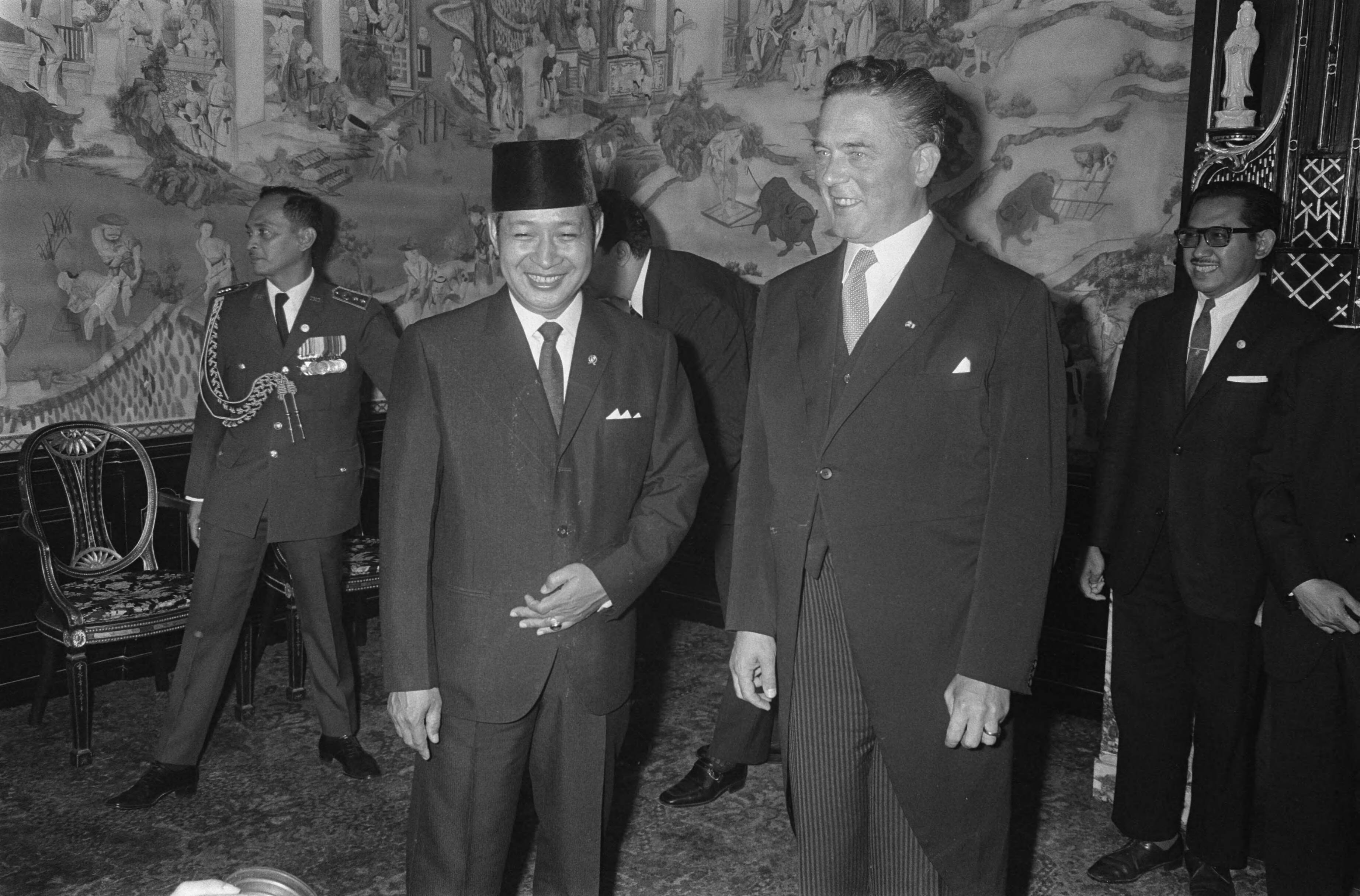 Fotocollectie Anefo — President Soeharto (links) in het gemeentehuis van Den Haag. Links burgemeester Marijnen van Den Haag — Foto: Koch, Eric / Anefo. Licentie: Set B: Rechtenvrij / Publiek Domein. Bron: Nationaal Archief. http://hdl.handle.net/10648/aba221a6-d0b4-102d-bcf8-003048976d84
