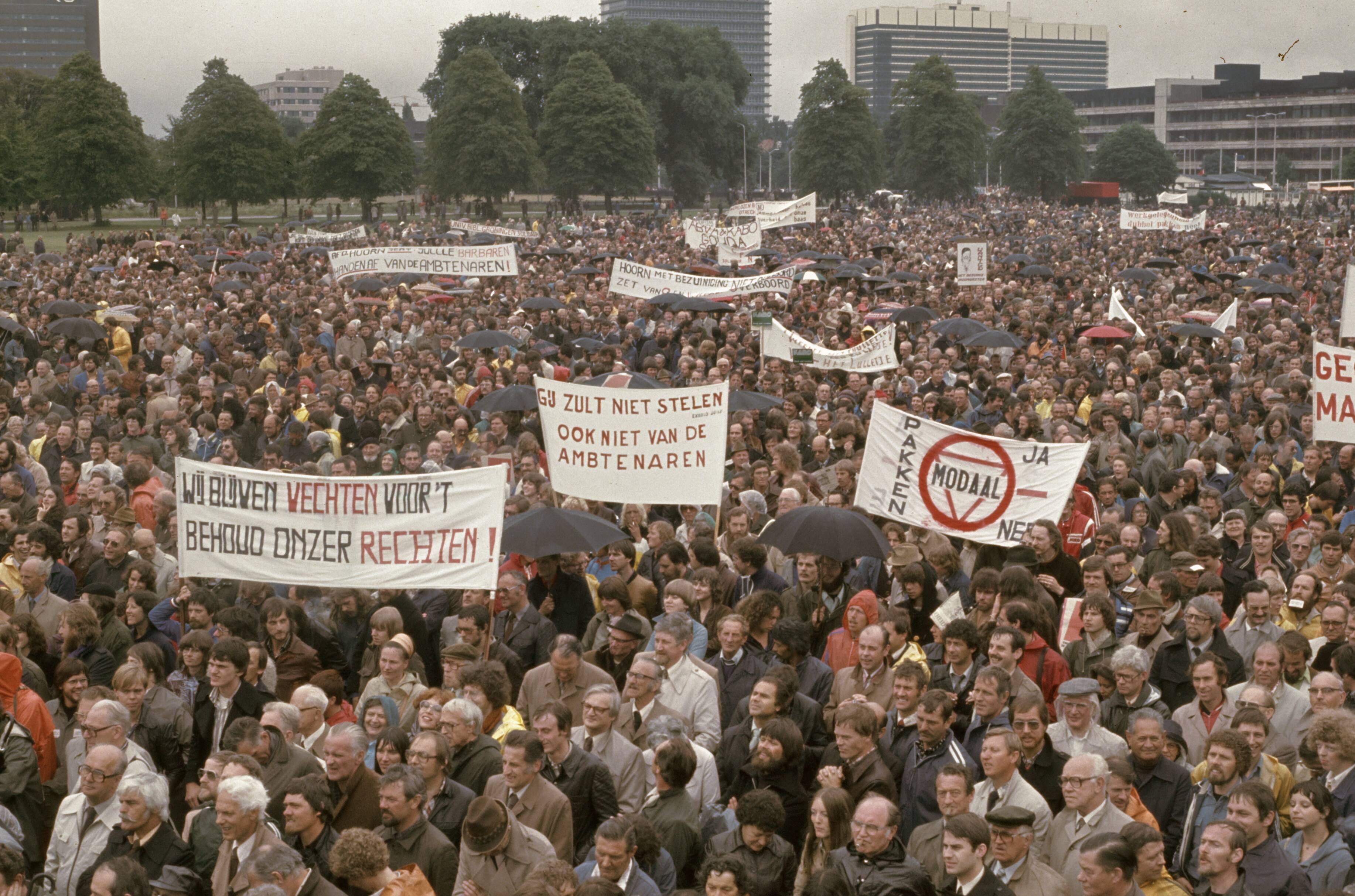Fotocollectie Anefo — Ambtenaren demonstreren in Den Haag , op Malieveld — Foto: Fotograaf Onbekend / Anefo. Licentie: Set B: Rechtenvrij / Publiek Domein. Bron: Nationaal Archief. http://hdl.handle.net/10648/ad8914fc-d0b4-102d-bcf8-003048976d84