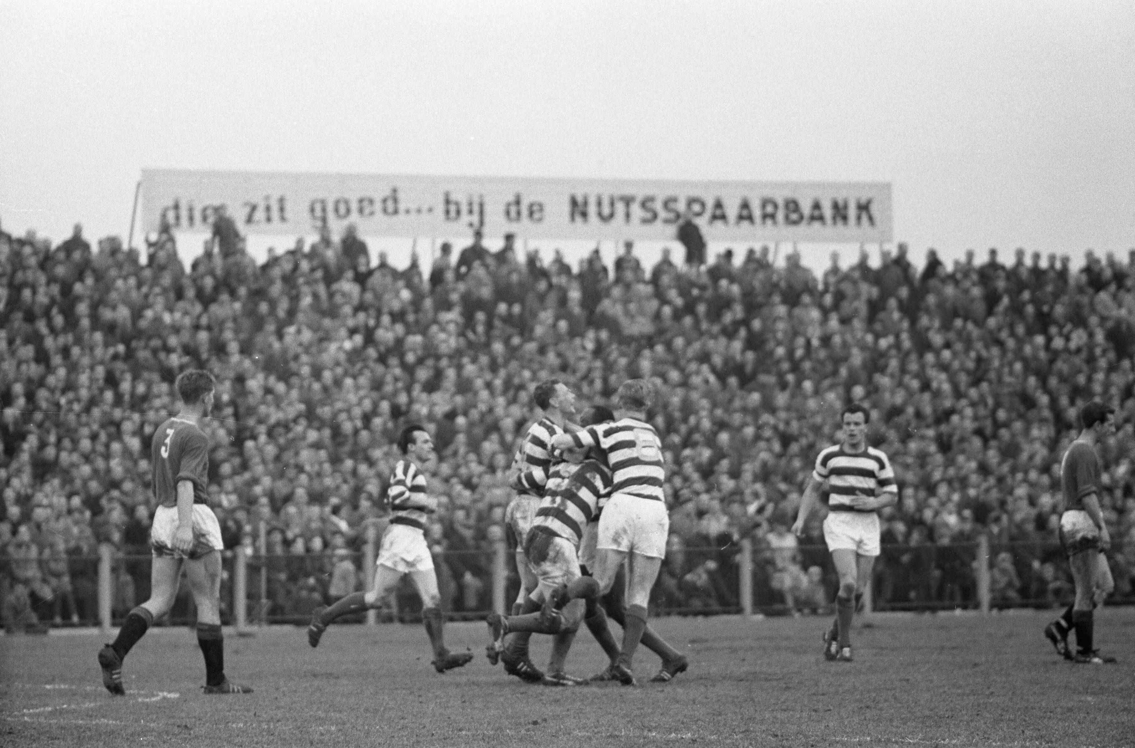 Fotocollectie Anefo — Voetbal. ADO tegen Blauw-Wit 1-4. Spelmoment — Foto: Pot, Harry / Anefo. Licentie: Set B: Rechtenvrij / Publiek Domein. Bron: Nationaal Archief. http://hdl.handle.net/10648/a9f7a43e-d0b4-102d-bcf8-003048976d84