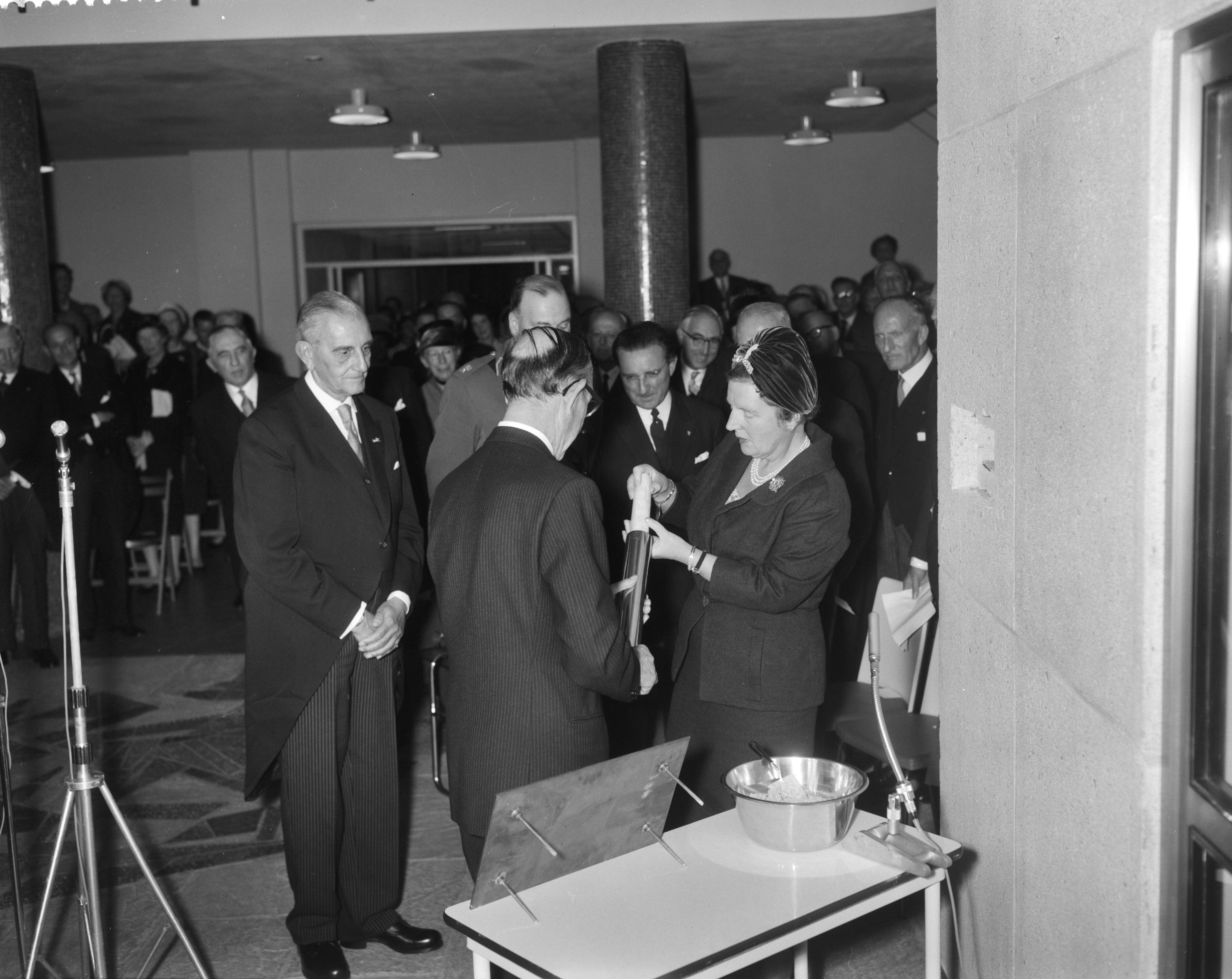 Fotocollectie Anefo — Koningin Juliana opent het Rode Kruis Ziekenhuis in Den Haag — Foto: Bilsen, Joop van / Anefo. Licentie: Set B: Rechtenvrij / Publiek Domein. Bron: Nationaal Archief. http://hdl.handle.net/10648/a9bd009a-d0b4-102d-bcf8-003048976d84