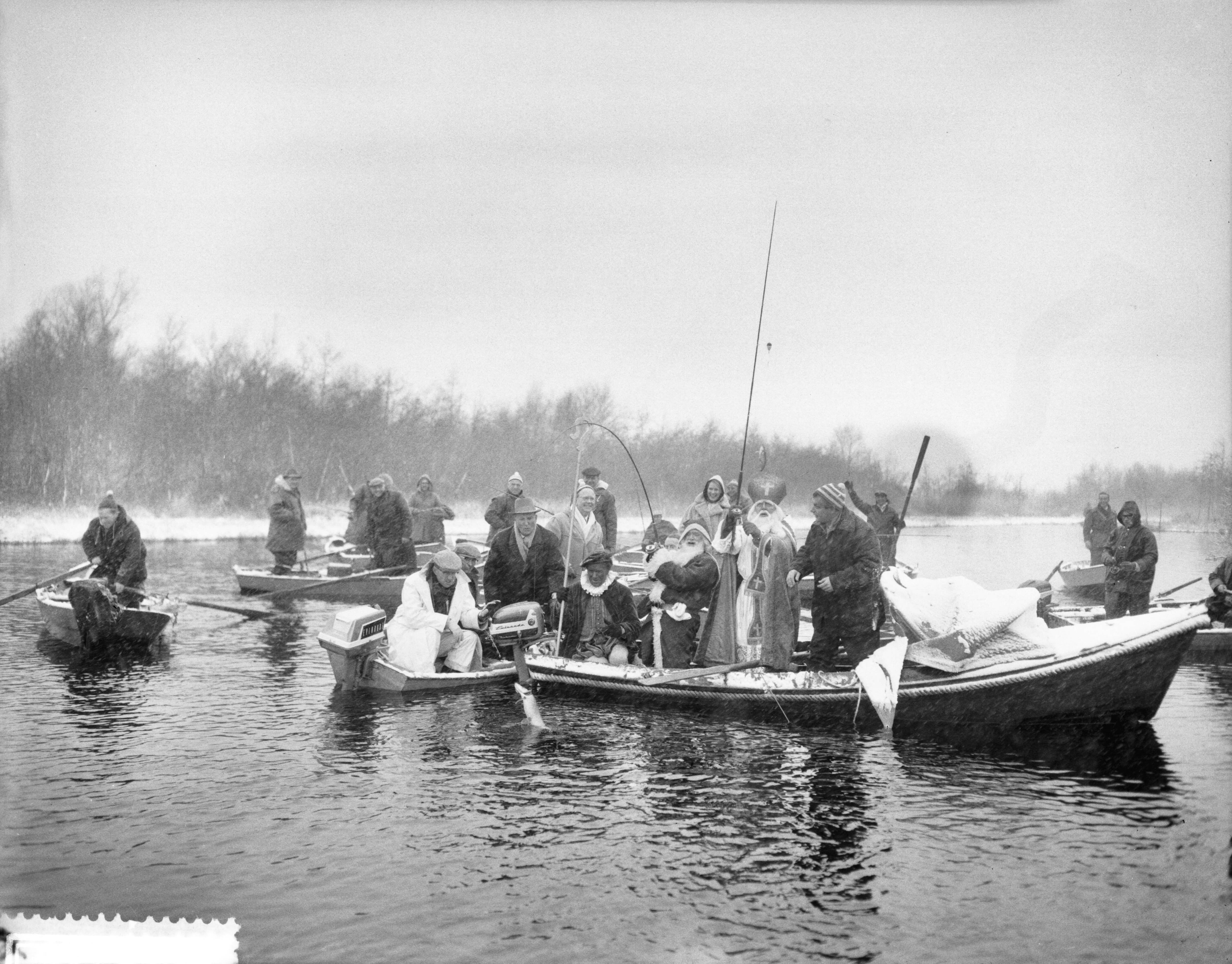 Fotocollectie Anefo — Club van Honderd in aanwezigheid van St. Nicolaas en Kerstman aan het vissen in Kortenhoef — Foto: Bilsen, Joop van / Anefo. Licentie: Set B: Rechtenvrij / Publiek Domein. Bron: Nationaal Archief. http://hdl.handle.net/10648/a9c2888a-d0b4-102d-bcf8-003048976d84