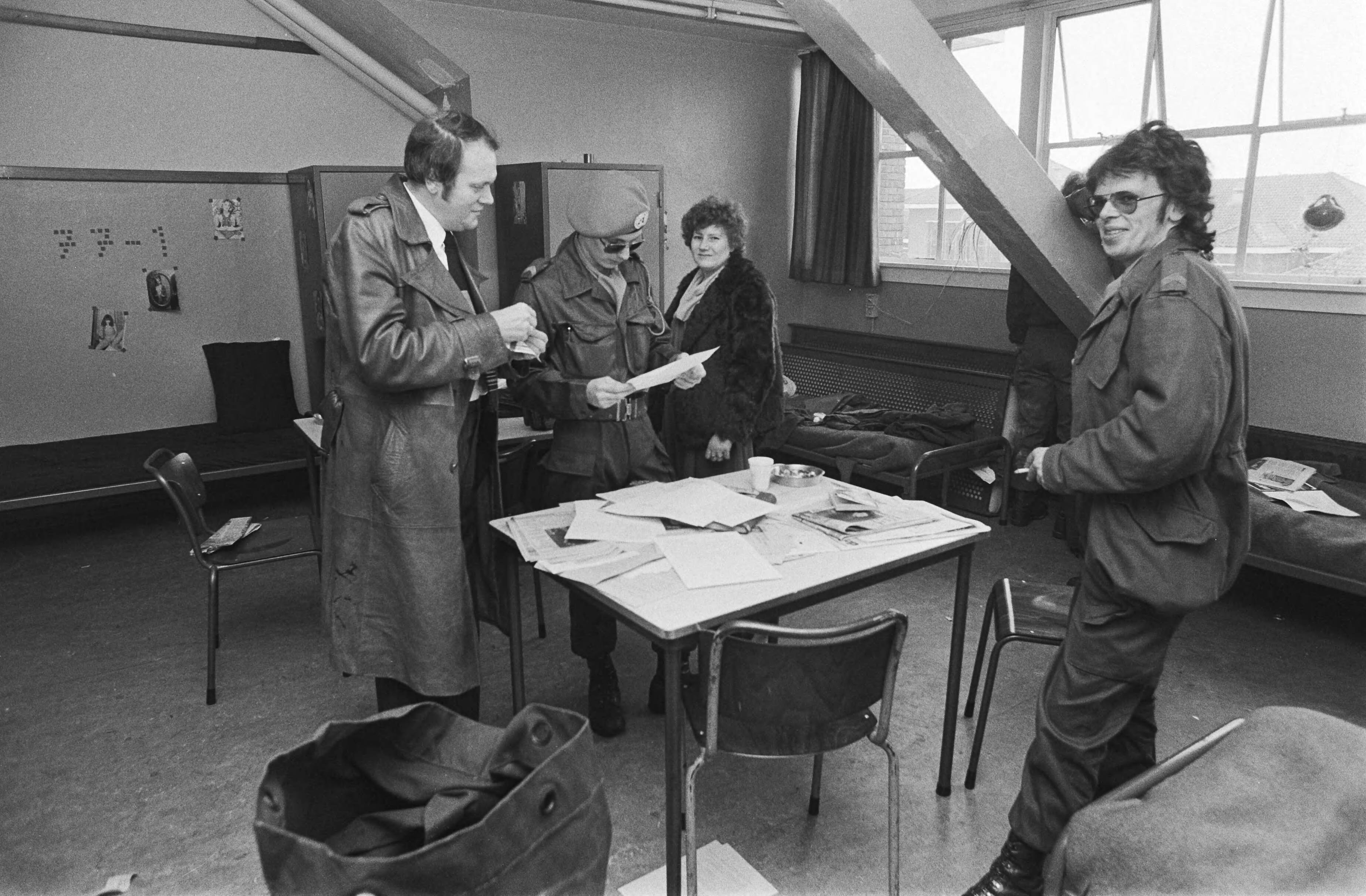 Ouderdag voor VN militairen in Zuidlaren — Ouders van de VN militairen bezoeken de verblijven in de kazerne — Foto: Suyk, Koen / Anefo. Licentie: Set B: Rechtenvrij / Publiek Domein. Bron: Nationaal Archief. http://hdl.handle.net/10648/acc51c64-d0b4-102d-bcf8-003048976d84