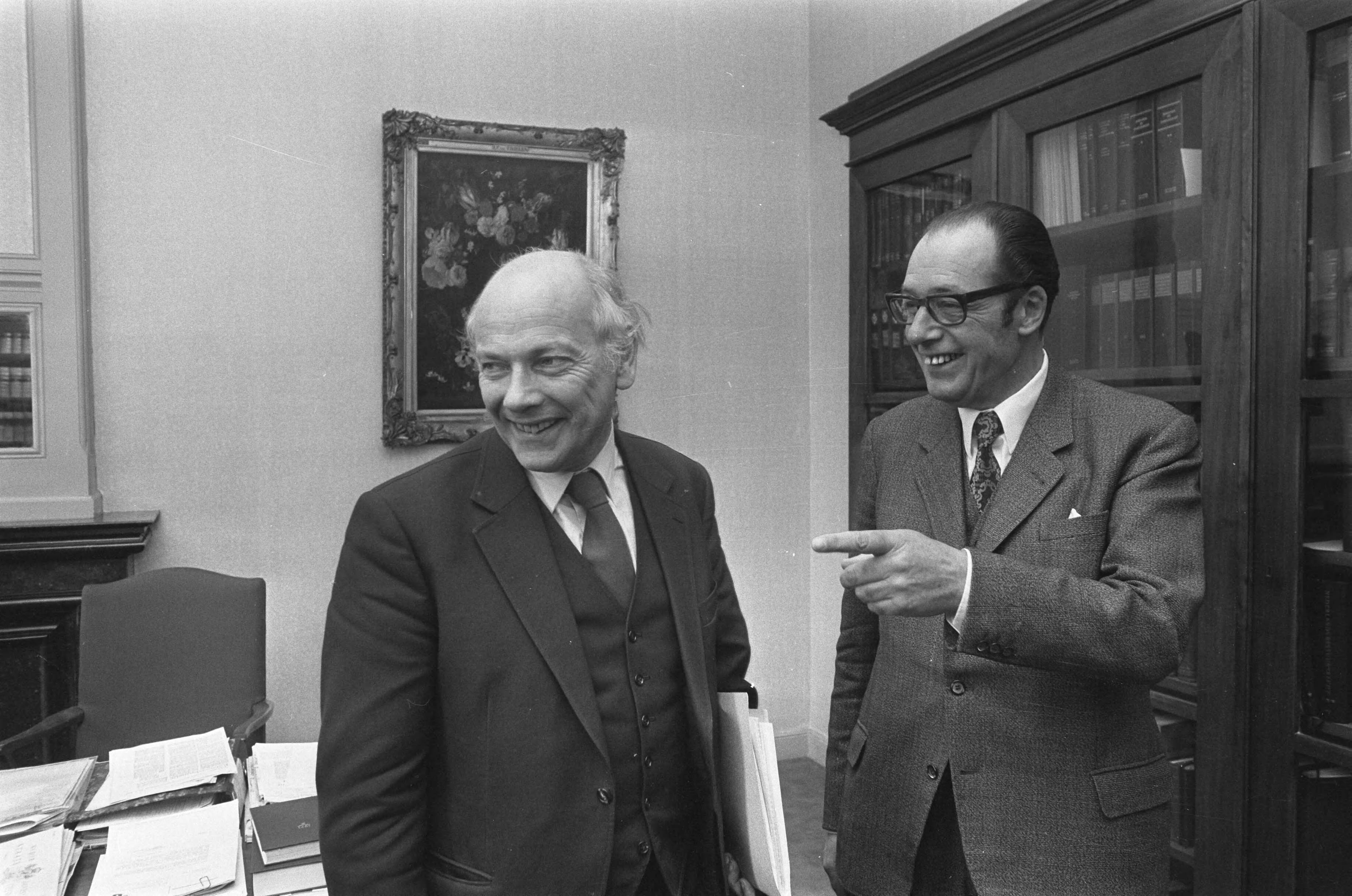 Fotocollectie Anefo — Kabinetsformateur Ruppert ontvangt Den Uyl (links) — Foto: Mieremet, Rob / Anefo. Licentie: Set B: Rechtenvrij / Publiek Domein. Bron: Nationaal Archief. http://hdl.handle.net/10648/ac02afb2-d0b4-102d-bcf8-003048976d84