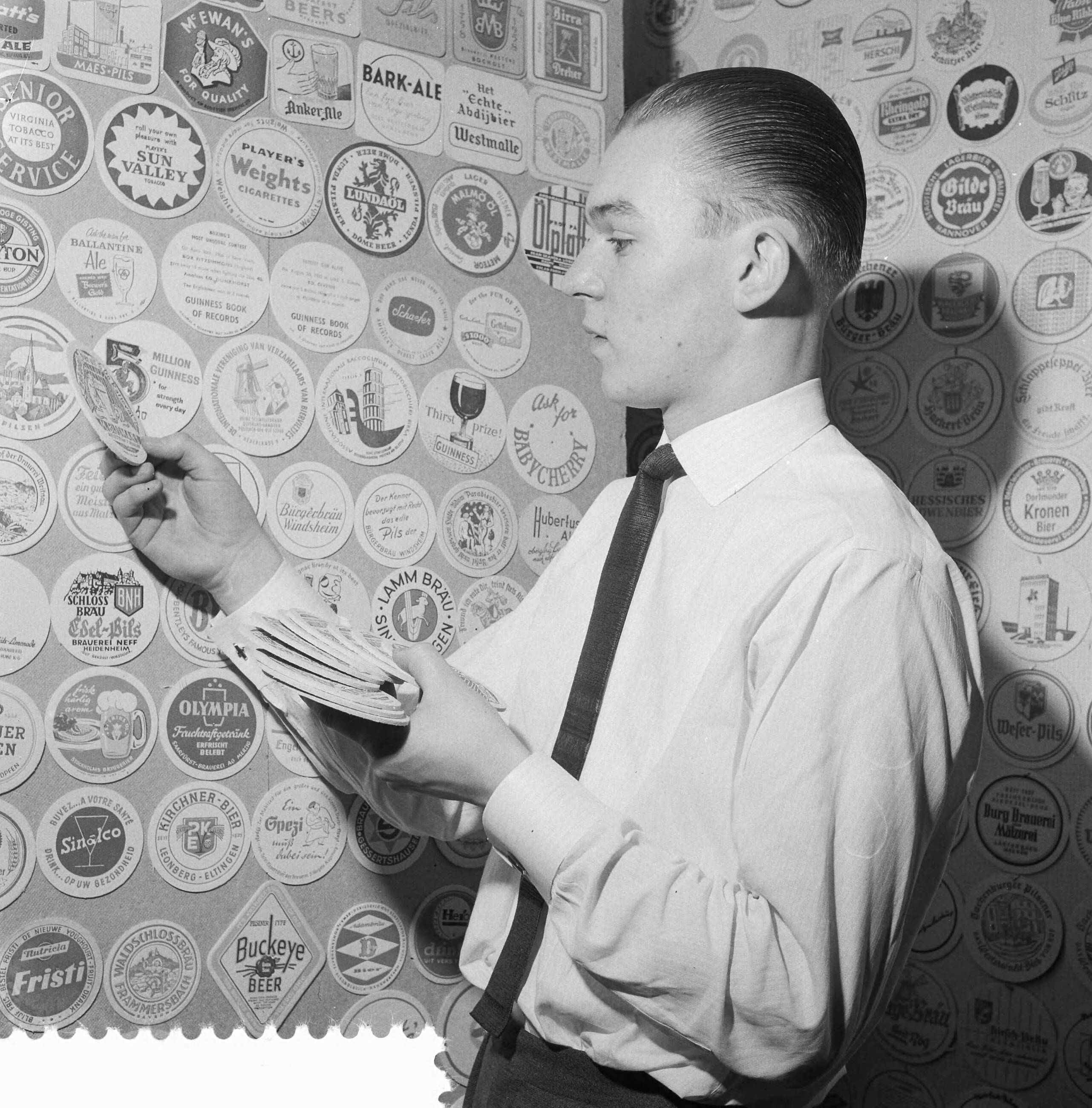Fotocollectie Anefo — Mathien Bijsmans uit Heerlen verzamelt bierviltjes — Foto: Koch, Eric / Anefo. Licentie: Set B: Rechtenvrij / Publiek Domein. Bron: Nationaal Archief. http://hdl.handle.net/10648/a9decf2c-d0b4-102d-bcf8-003048976d84