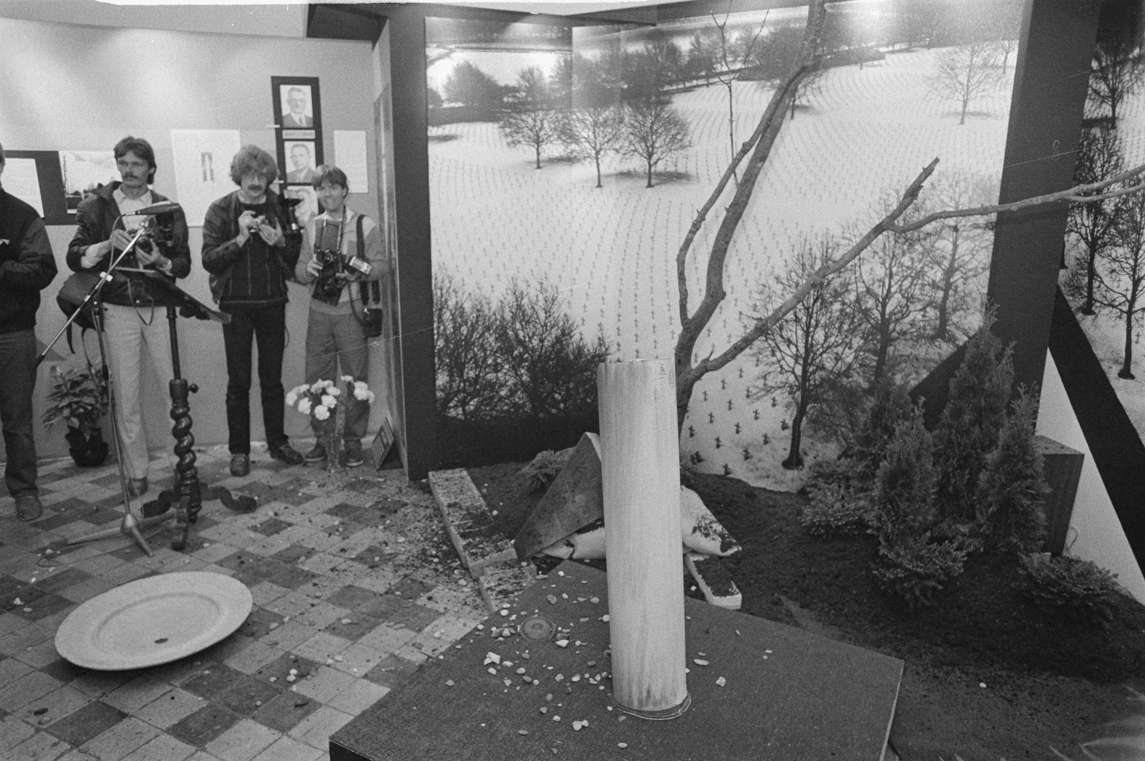 Fotocollectie Anefo — Prins Bernhard ontsnapt aan gasontploffing na opening de tentoonstelling "Vrijheid" in Leeuwarden; de ravage na de ontploffing — Foto: Bogaerts, Rob / Anefo. Licentie: Set B: Rechtenvrij / Publiek Domein. Bron: Nationaal Archief. http://hdl.handle.net/10648/ad454dee-d0b4-102d-bcf8-003048976d84
