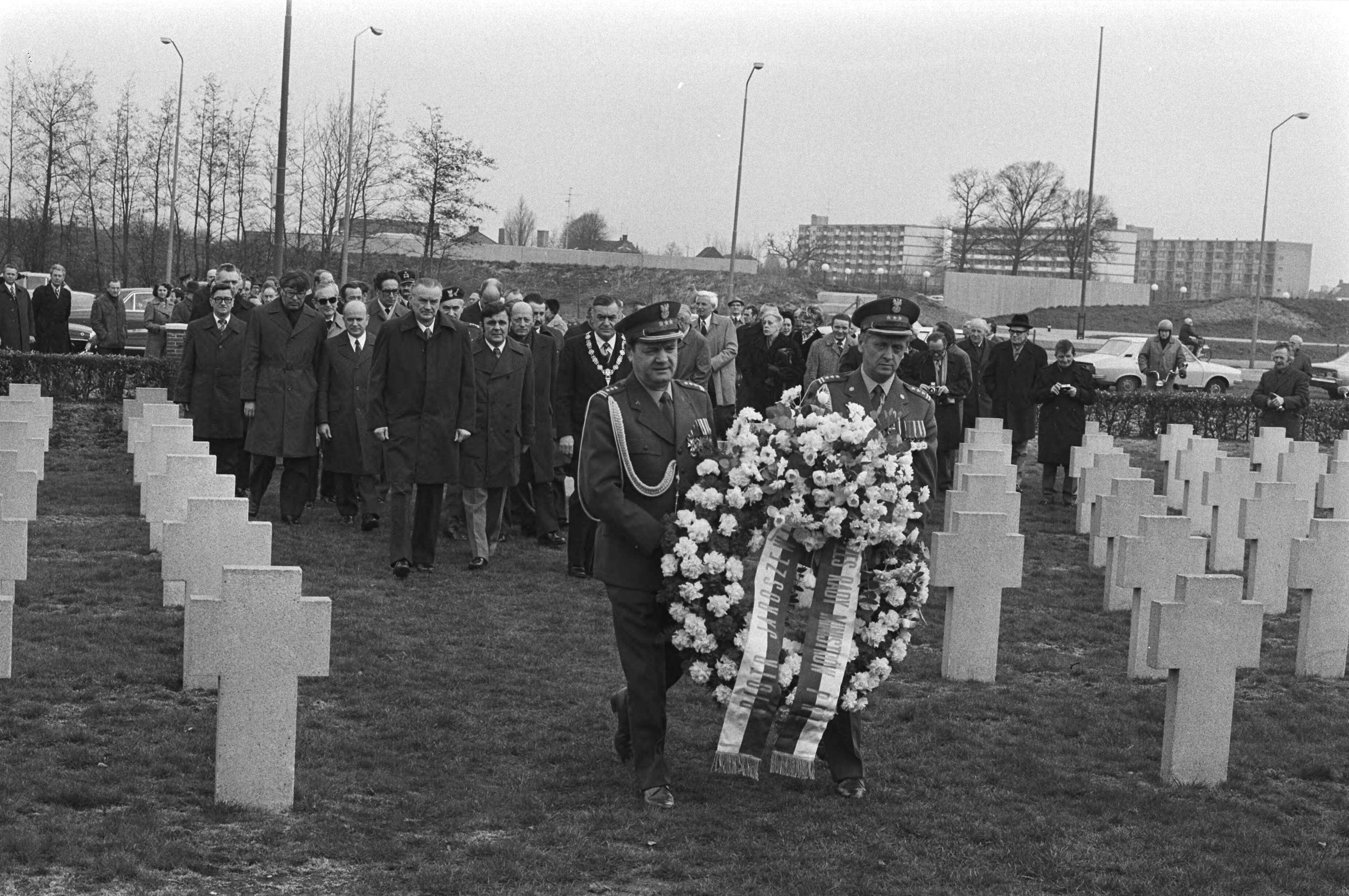 Bezoek van de Poolse premier Jaroszewicz aan het Pools oorlogskerkhof in Breda — Kranslegging door officieren — Foto: Verhoeff, Bert / Anefo. Licentie: Set B: Rechtenvrij / Publiek Domein. Bron: Nationaal Archief. http://hdl.handle.net/10648/ac97889e-d0b4-102d-bcf8-003048976d84
