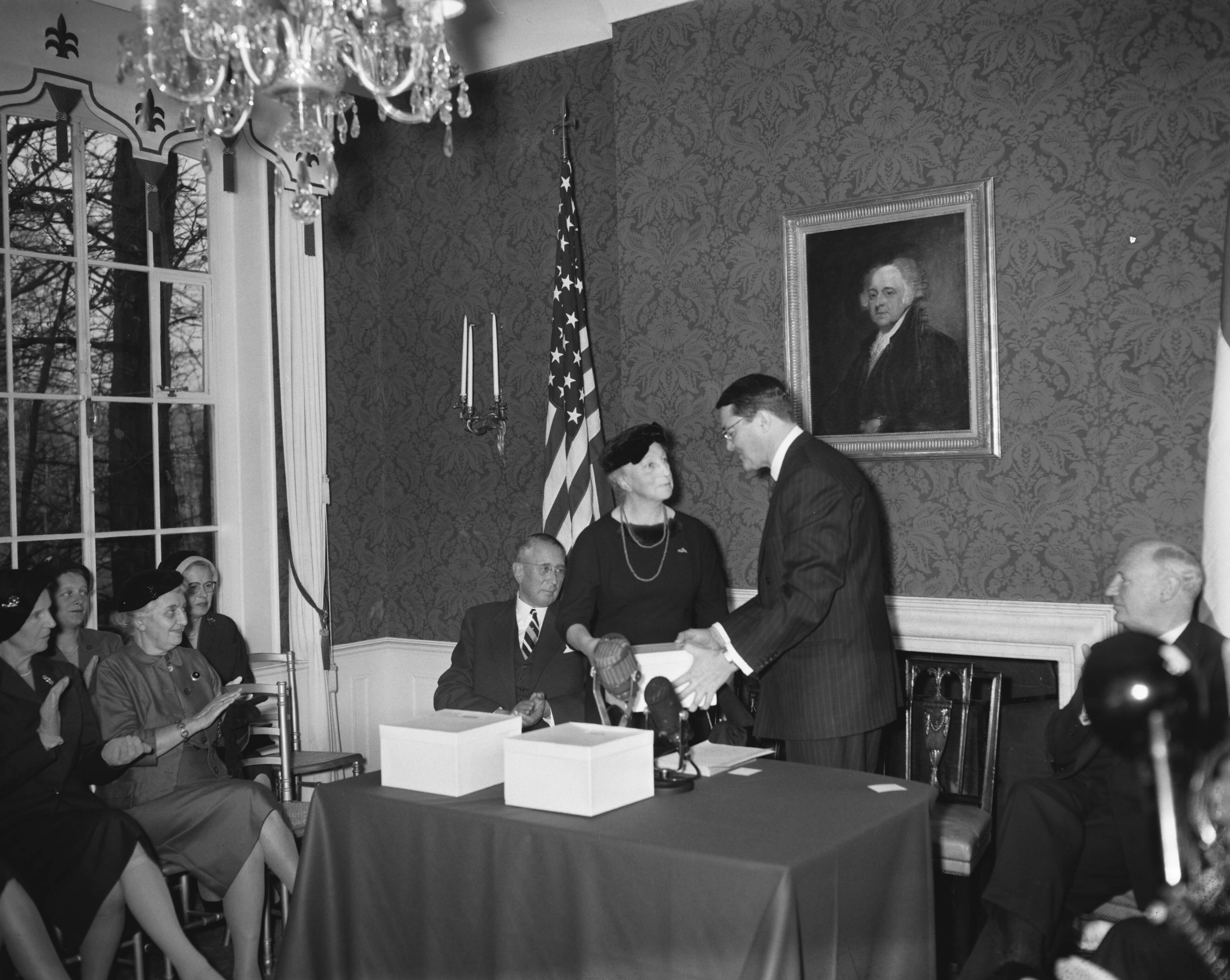 Fotocollectie Anefo — Uitreiking van de Pieter Stuyvesantprijzen door de Amerikaanse ambassadeur Philip Young in zijn ambstwoning. Links mej. dr. J. J. van Dullemond (executive director van de United States Educationial Fondation in Nederland) — Foto: Bilsen, Joop van / Anefo. Licentie: Set B: Rechtenvrij / Publiek Domein. Bron: Nationaal Archief. http://hdl.handle.net/10648/a98a3ade-d0b4-102d-bcf8-003048976d84