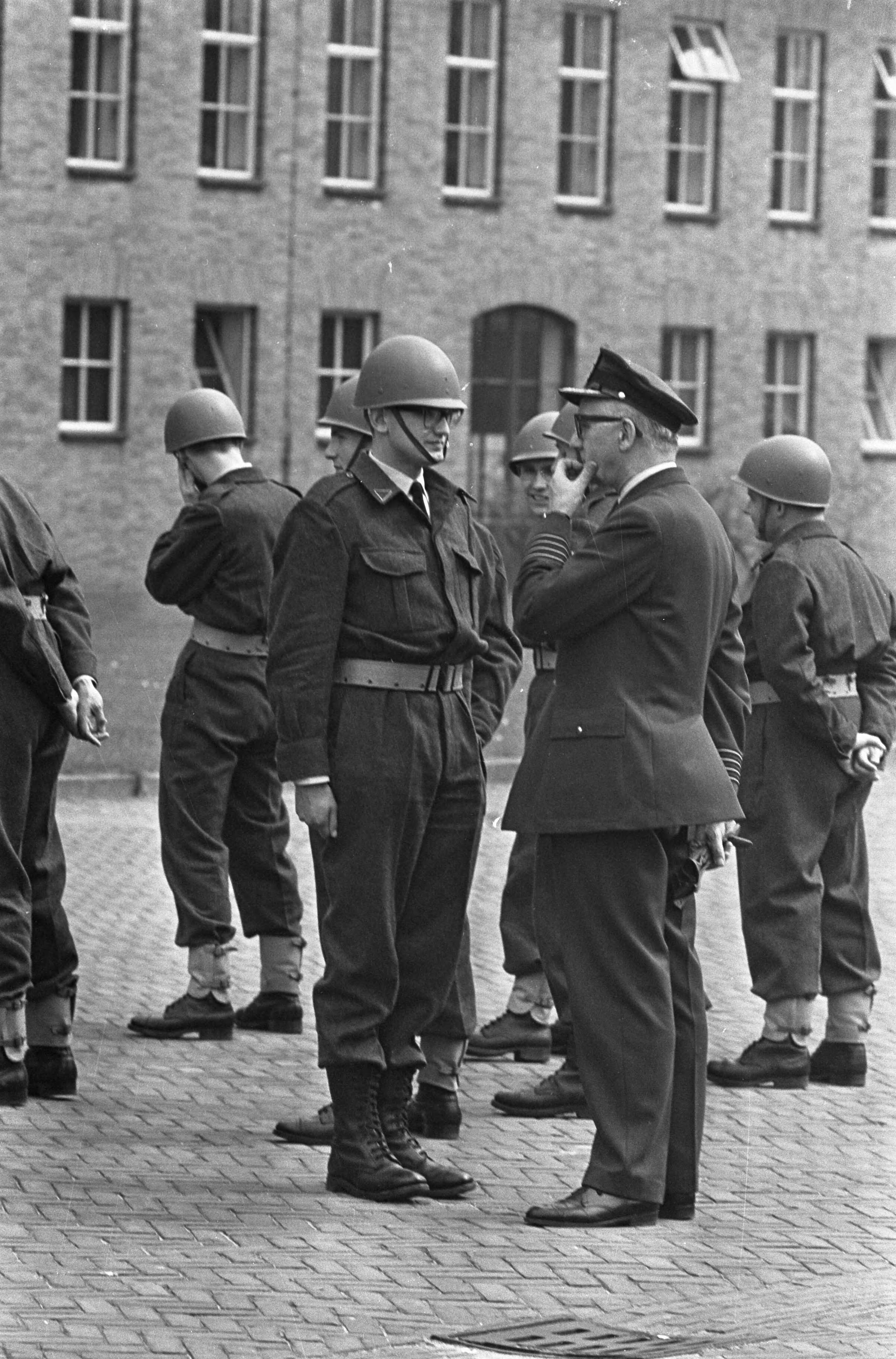 Fotocollectie Anefo — Mr. Pieter van Vollenhoven in militaire dienst bij de luchtmacht in Breda, mr. Pieter tijdens exercitie — Foto: Koch, Eric / Anefo. Licentie: Set B: Rechtenvrij / Publiek Domein. Bron: Nationaal Archief. http://hdl.handle.net/10648/aae77be4-d0b4-102d-bcf8-003048976d84