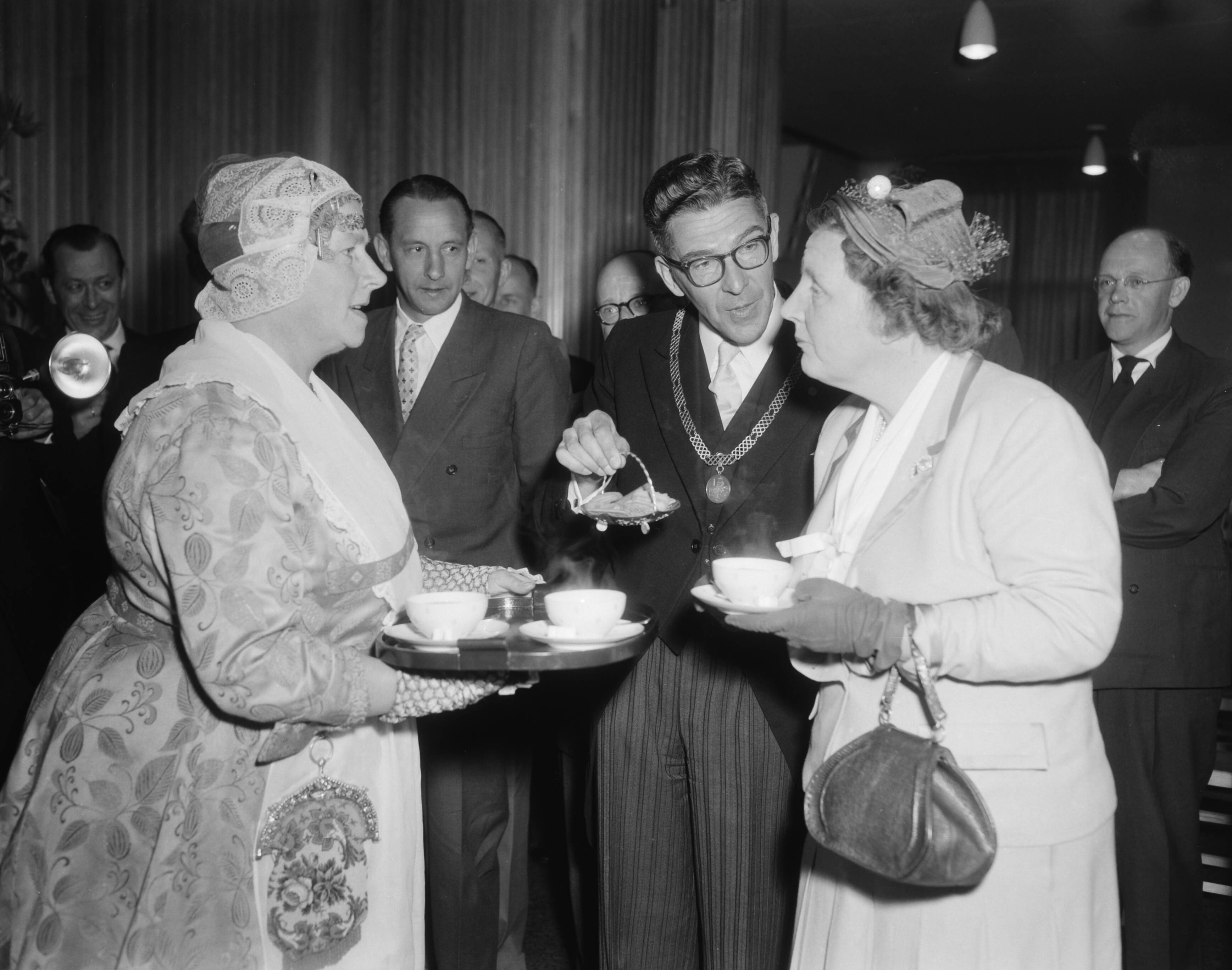 Fotocollectie Anefo — Bezoek van koningin Juliana aan Zaandam — Foto: Pot, Harry / Anefo. Licentie: Set B: Rechtenvrij / Publiek Domein. Bron: Nationaal Archief. http://hdl.handle.net/10648/a95d9380-d0b4-102d-bcf8-003048976d84