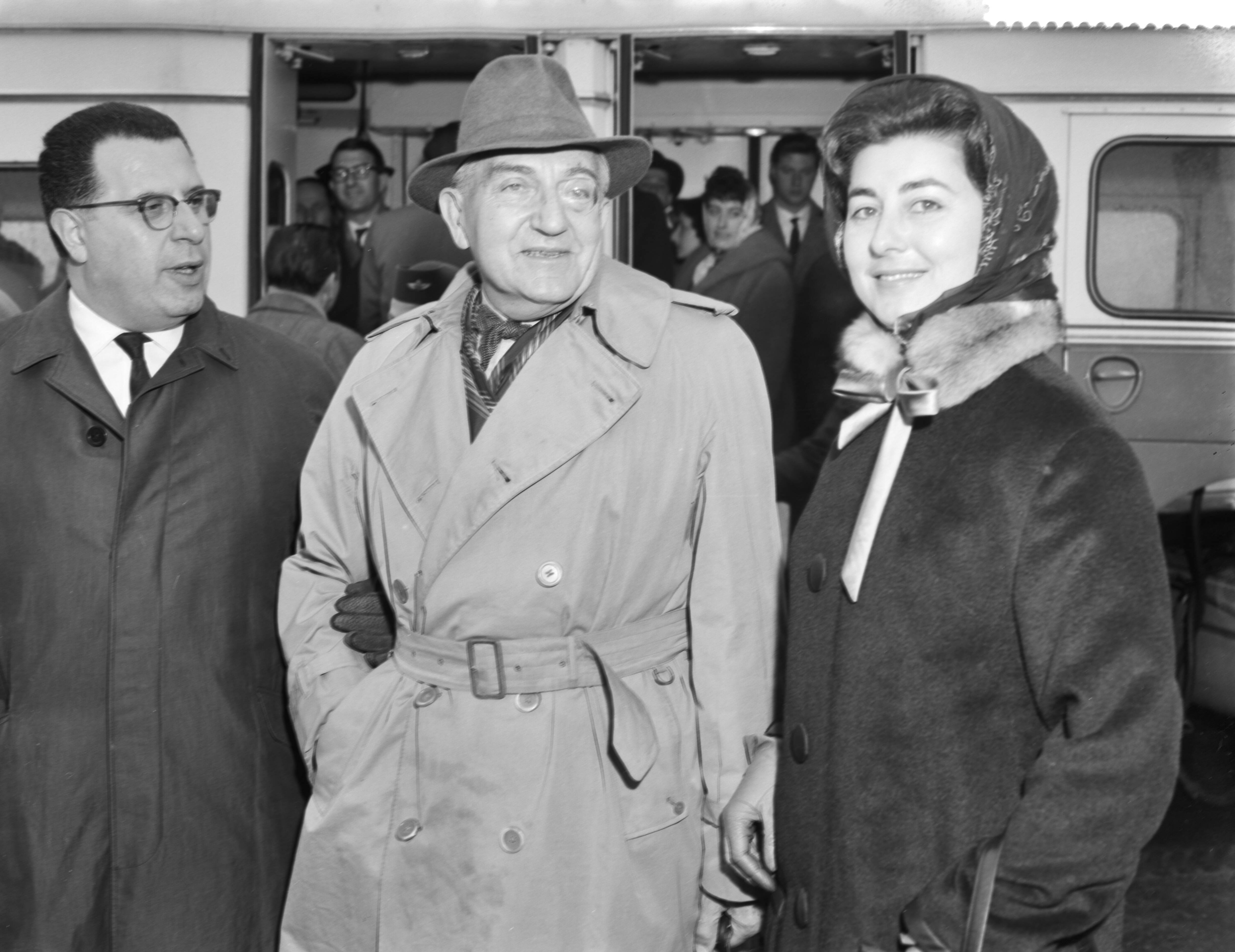 Fotocollectie Anefo — Aankomst van de Duitse filmregisseur Fritz Lang op Schiphol, op weg naar het stationsgebouw — Foto: Rossem, Wim van / Anefo. Licentie: Set B: Rechtenvrij / Publiek Domein. Bron: Nationaal Archief. http://hdl.handle.net/10648/a9a4052c-d0b4-102d-bcf8-003048976d84