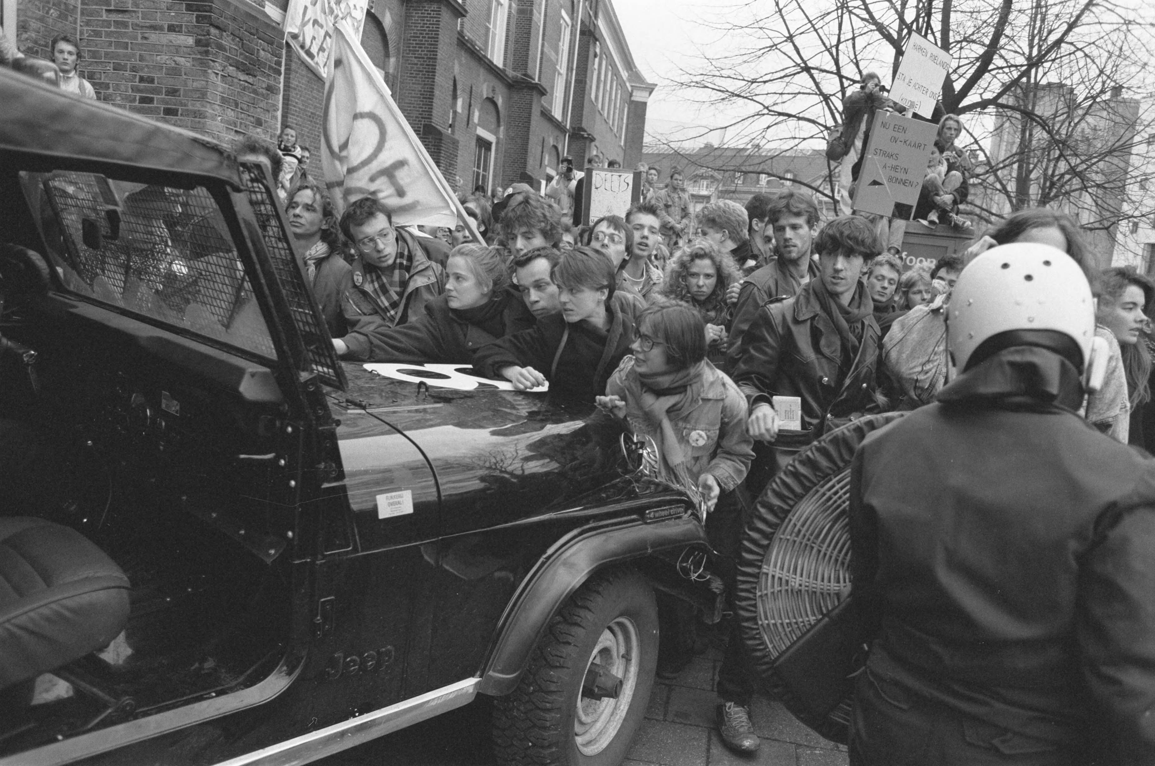 Fotocollectie Anefo — Ruim 20.000 studenten demonstreren in Den Haag tegen beleid minister Deetman ; confrontatie met de ME bij het Binnenhof — Foto: Bogaerts, Rob / Anefo. Licentie: Set B: Rechtenvrij / Publiek Domein. Bron: Nationaal Archief. http://hdl.handle.net/10648/ad6ee7ee-d0b4-102d-bcf8-003048976d84