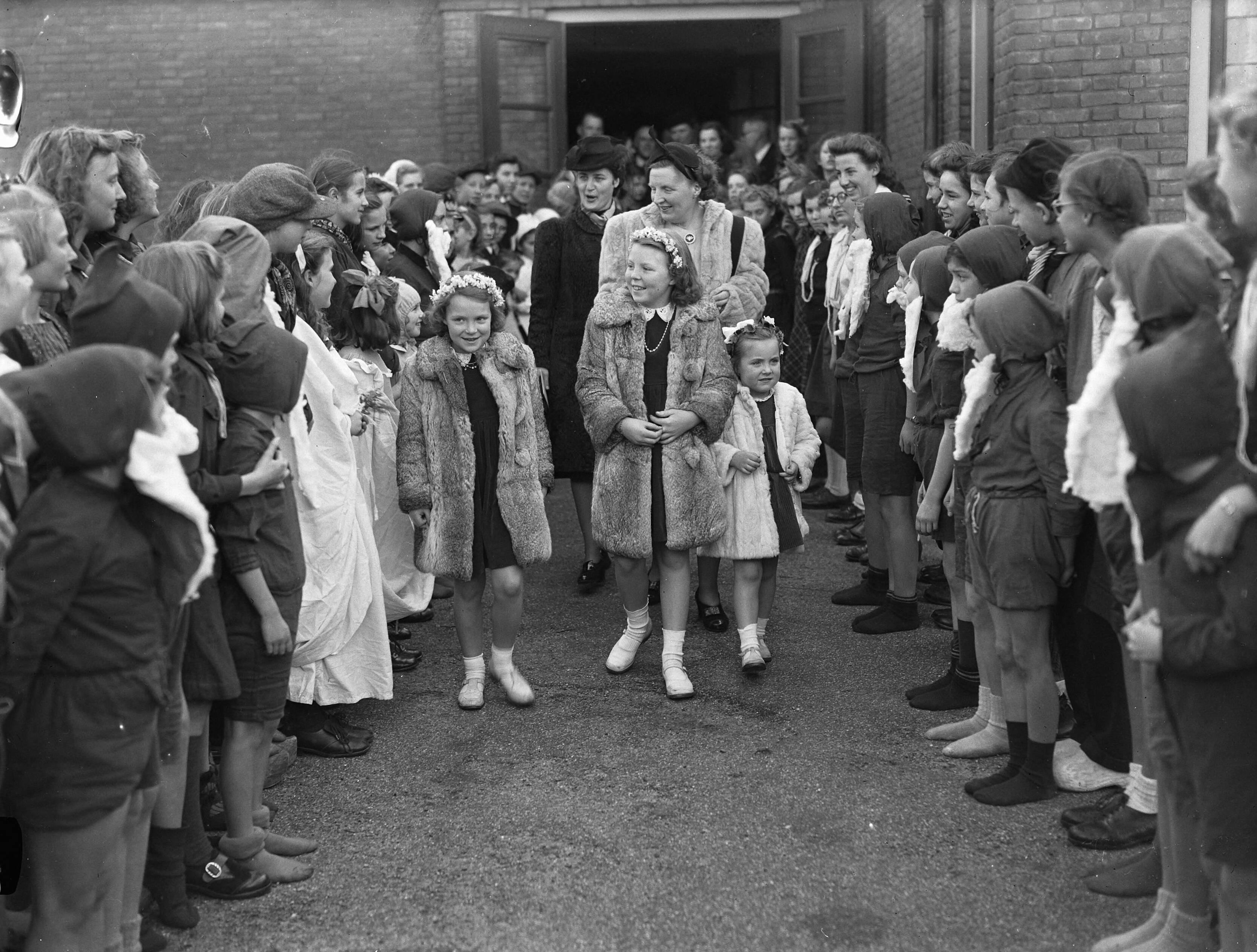 Fotocollectie Anefo — Prinses Beatrix vierde haar 10e verjaardag. Het verlaten van de feestzaal te Baarn waar een kabouterfeest werd gegeven — Foto: Noske, J.D. / Anefo. Licentie: Set B: Rechtenvrij / Publiek Domein. Bron: Nationaal Archief. http://hdl.handle.net/10648/a8b2147e-d0b4-102d-bcf8-003048976d84