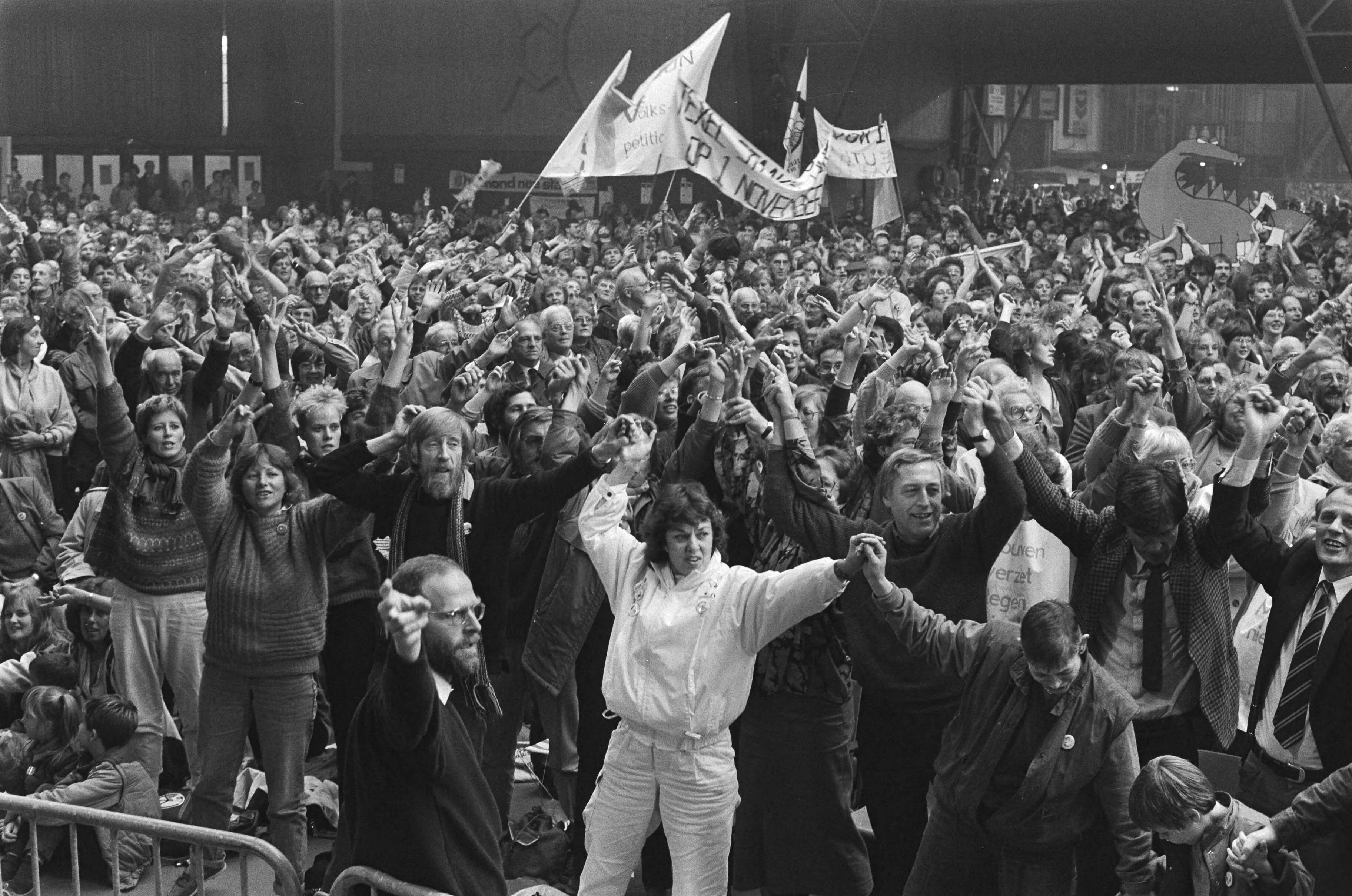 Fotocollectie Anefo — Slotmanifestatie volkspetitionnement in Den Haag ; demonstranten hand in hand — Foto: Croes, Rob C. / Anefo. Licentie: Set B: Rechtenvrij / Publiek Domein. Bron: Nationaal Archief. http://hdl.handle.net/10648/ad4bf464-d0b4-102d-bcf8-003048976d84