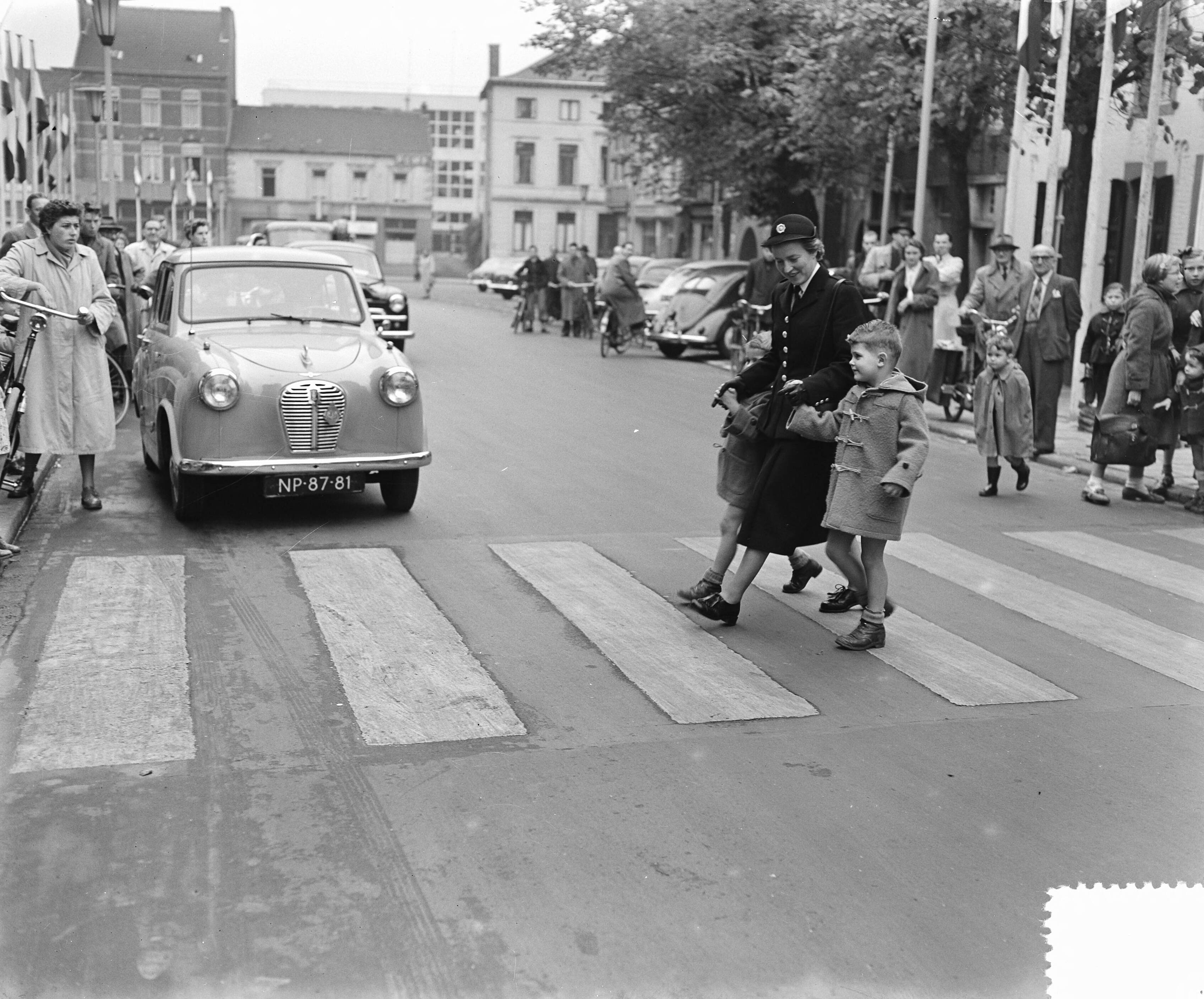 Eerste vrouwelijke politieagent in ons land (Heerlen) — Foto: Rossem, Wim van / Anefo. — Licentie: Set B: Rechtenvrij / Publiek Domein. Bron: Nationaal Archief. http://hdl.handle.net/10648/a9153b26-d0b4-102d-bcf8-003048976d84