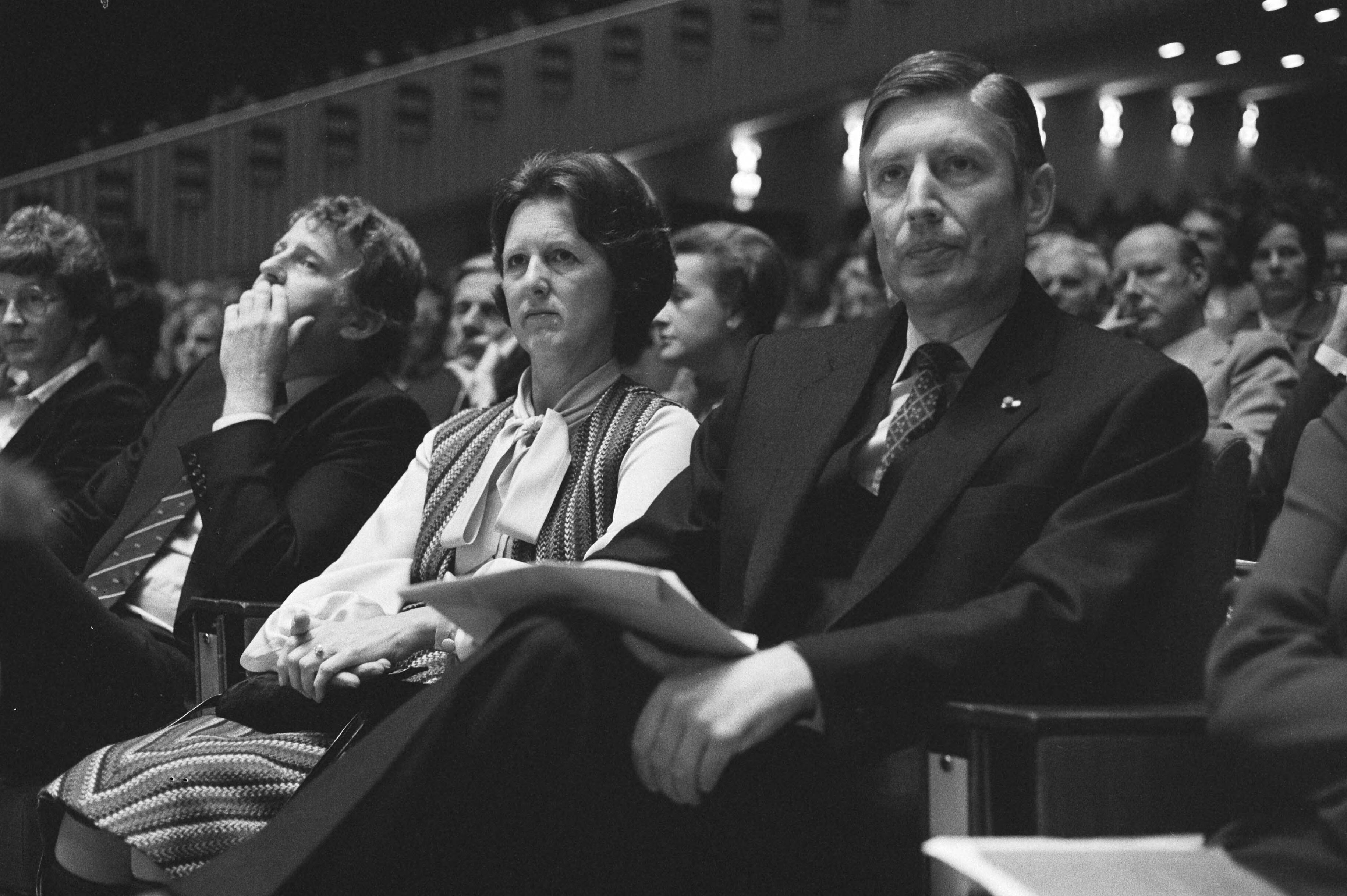 Fotocollectie Anefo — Fusie congres CDA in Den Haag , v.l.n.r. Bukman, mevrouw Van Agt en Van Agt — Foto: Antonisse, Marcel / Anefo. Licentie: Set B: Rechtenvrij / Publiek Domein. Bron: Nationaal Archief. http://hdl.handle.net/10648/acea9656-d0b4-102d-bcf8-003048976d84