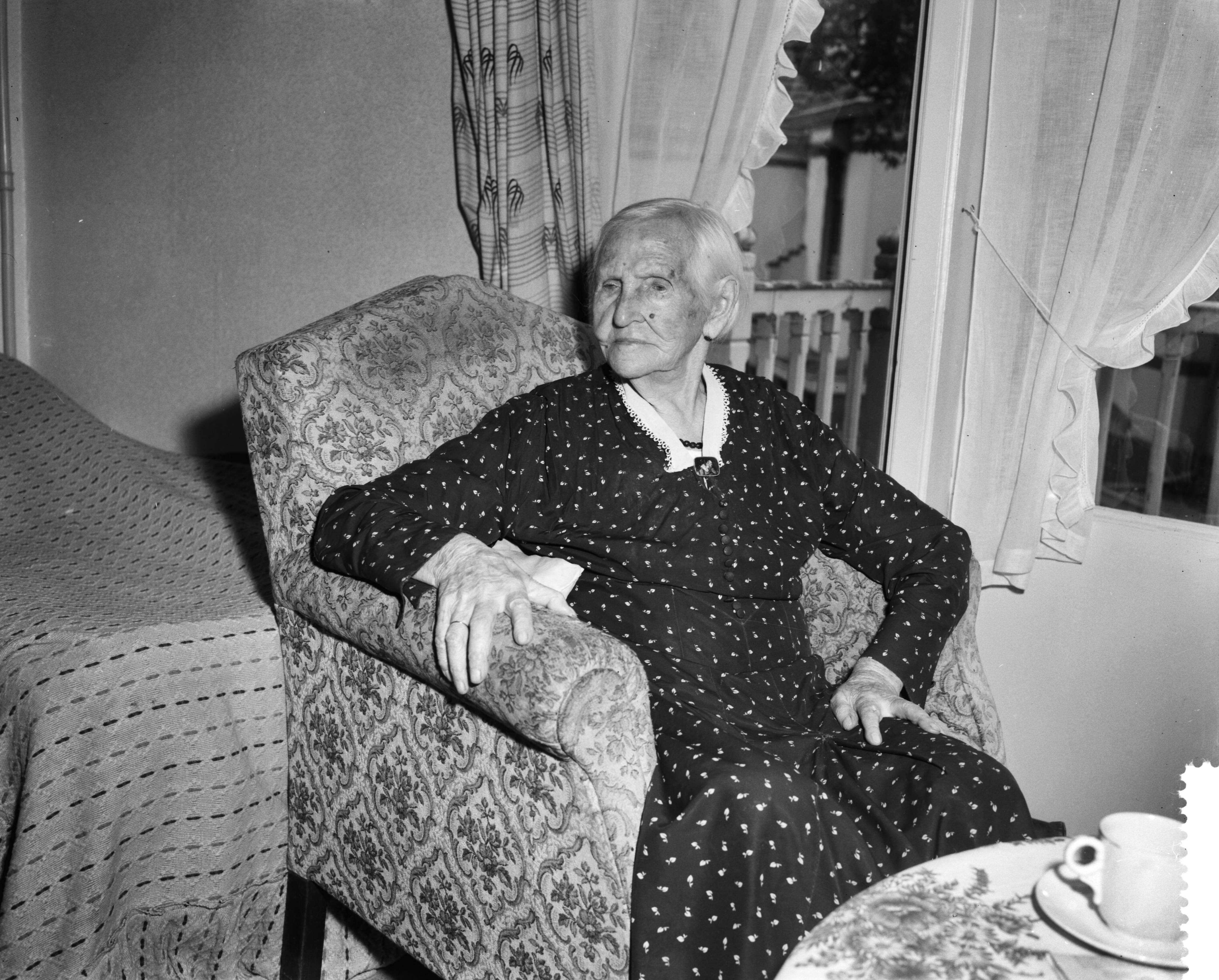 Fotocollectie Anefo — Mevrouw D.J. Lammerts-Koopman uit Den Haag wordt op 29 september 107 jaar oud — Foto: Behrens, Herbert F. / Anefo. Licentie: Set B: Rechtenvrij / Publiek Domein. Bron: Nationaal Archief. http://hdl.handle.net/10648/a99e9844-d0b4-102d-bcf8-003048976d84