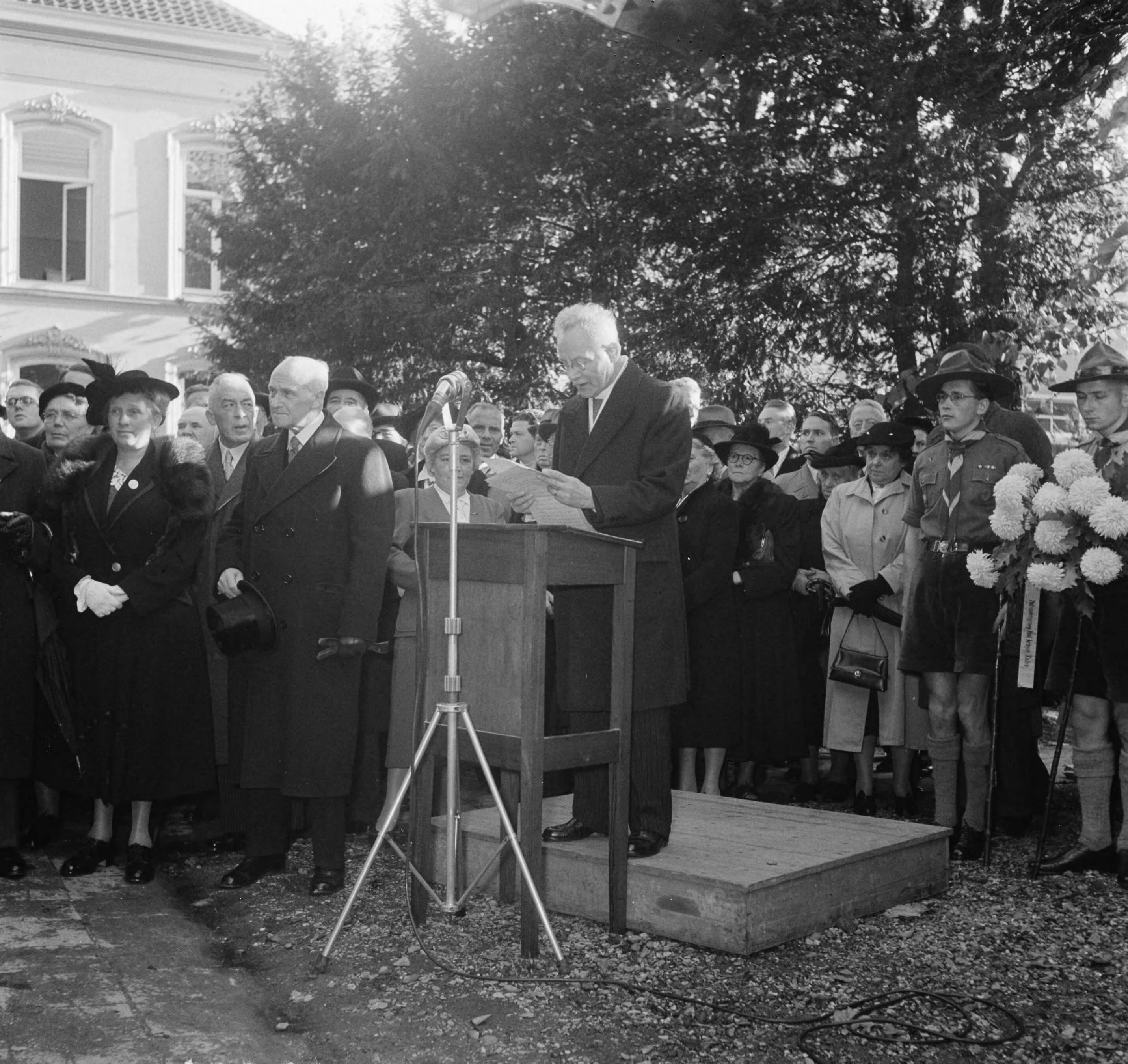 Herdenking geboortedag Paul Krüger in Utrecht — Herdenking van de geboortedag van Paul Kruger te Utrecht in de tuin van het pand Maliebaan 89 waar hij in het begin van deze eeuw heeft gewoond. Door de Zuid-Afrikaanse ambassadeur P.I. Hoogenhoudt werd een bronzen gedenkplaat onthuld — Foto: Pot, Harry / Anefo. Licentie: Set B: Rechtenvrij / Publiek Domein. Bron: Nationaal Archief. http://hdl.handle.net/10648/a900e9d2-d0b4-102d-bcf8-003048976d84