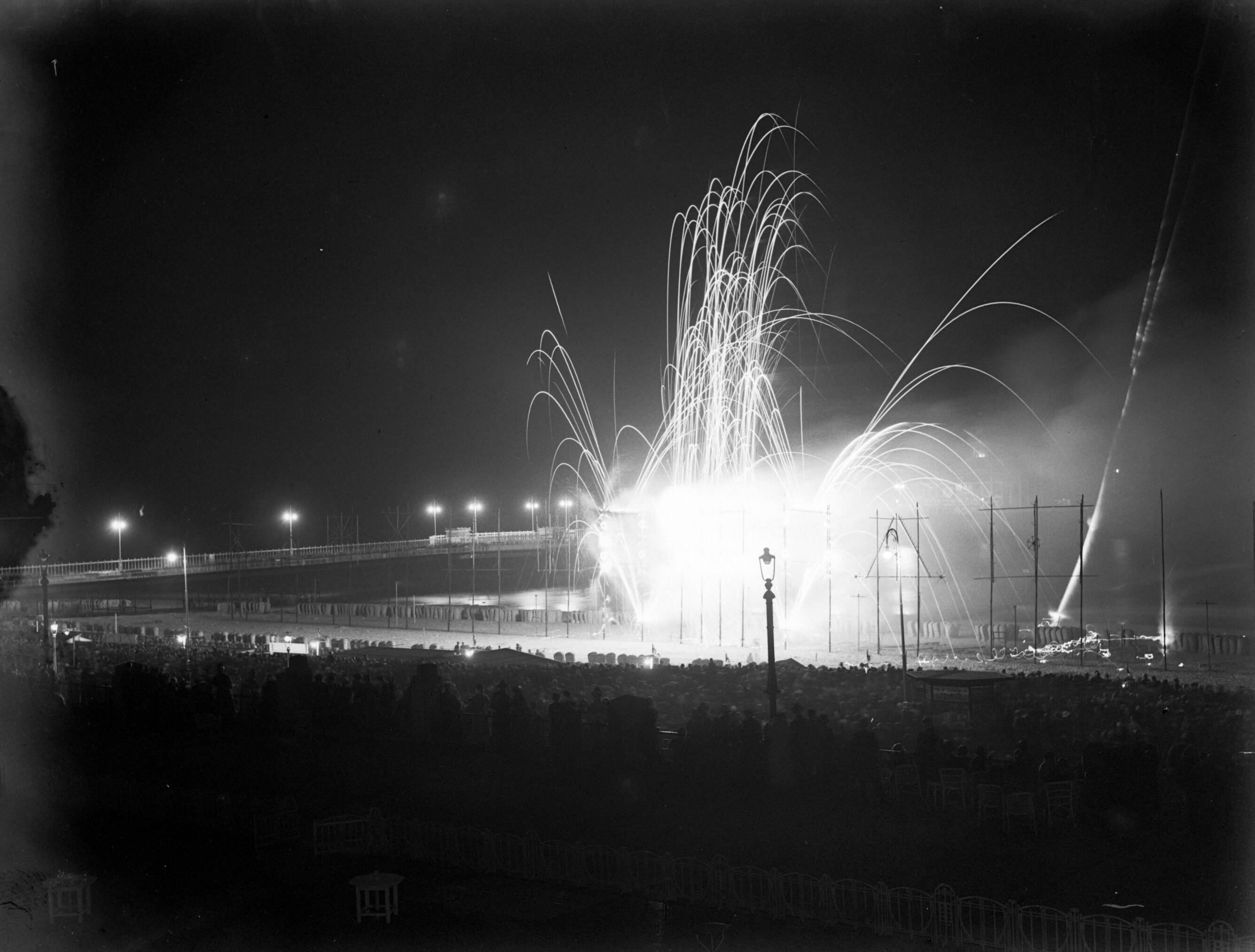 Scheveningen. — Vuurwerk op de boulevard in Scheveningen — Foto: Poll, Willem van de. Licentie: Set B: Rechtenvrij / Publiek Domein. Bron: Nationaal Archief. http://hdl.handle.net/10648/ae9ad7c2-d0b4-102d-bcf8-003048976d84
