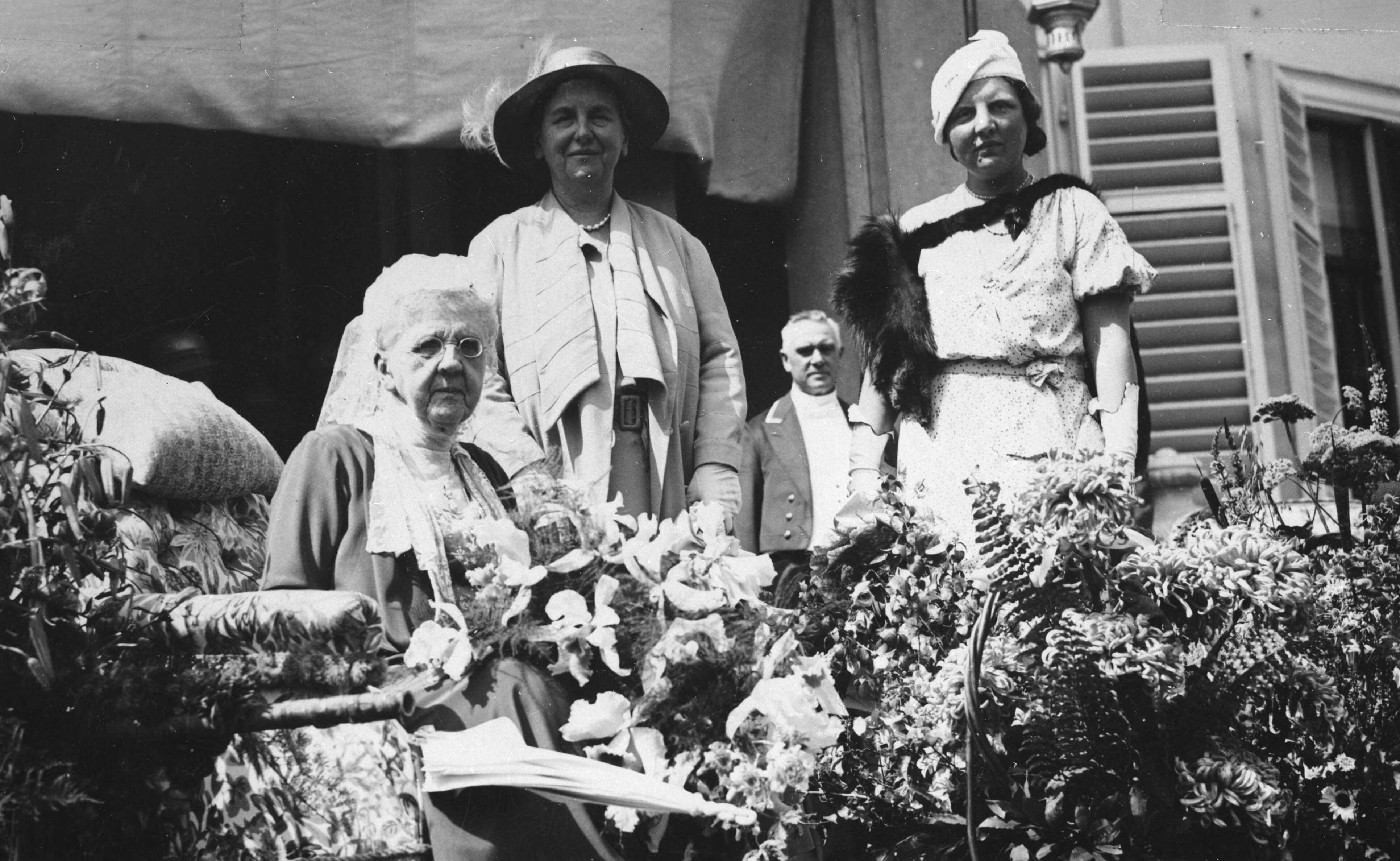 Fotocollectie RVD / Koninklijk Huis — Koningin Emma (1858-1934) tijdens het defilé op paleis Soestdijk, ter gelegenheid van haar 75ste verjaardag, met koningin Wilhelmina en prinses Juliana, woensdag 2 augustus 1933 — Foto: Rousel (repro) / RVD. Licentie: Set B: Rechtenvrij / Publiek Domein. Bron: Nationaal Archief. http://hdl.handle.net/10648/afb2f1ee-d0b4-102d-bcf8-003048976d84