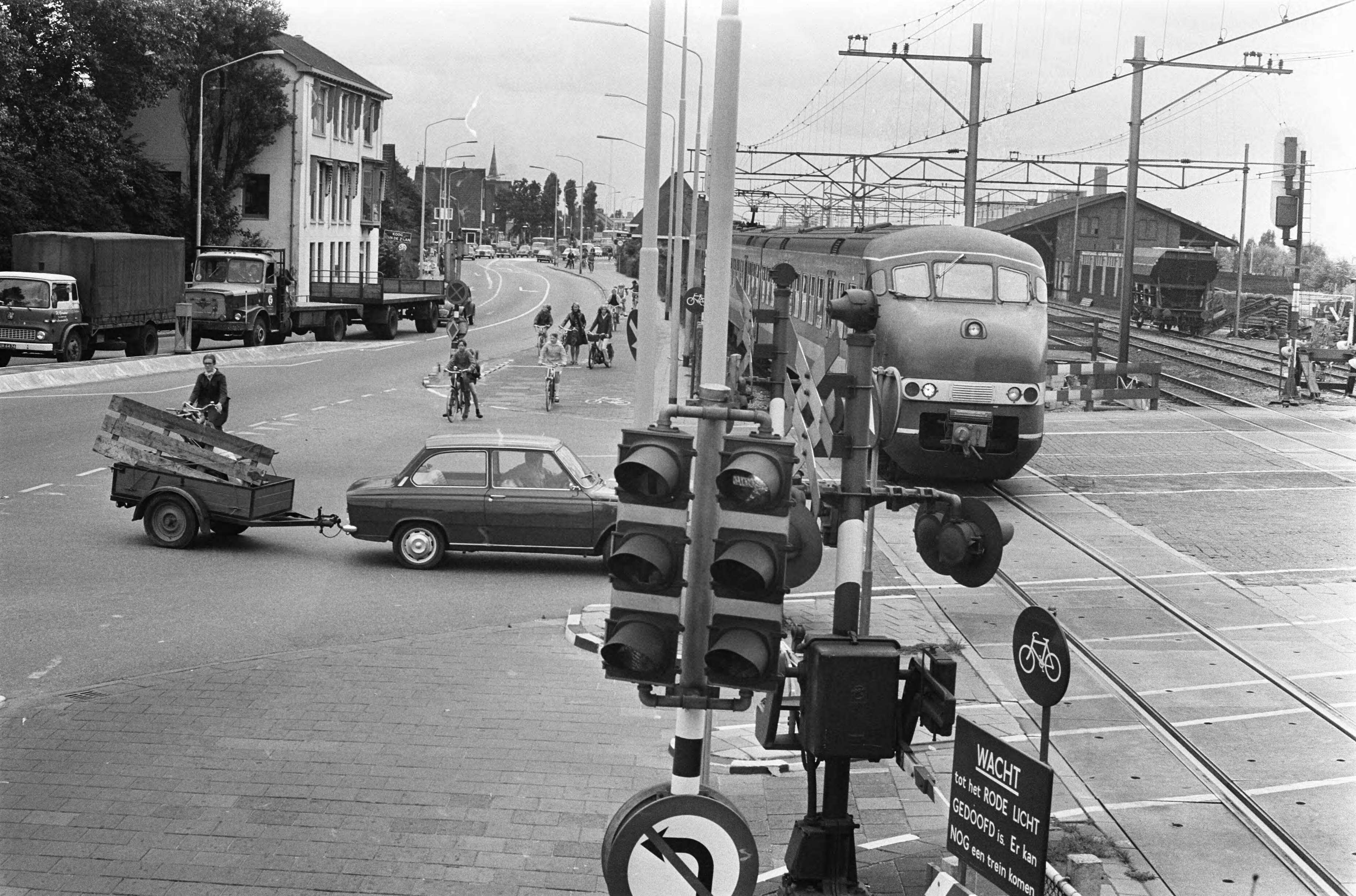 Fotocollectie Anefo — Storingen in verkeerslichtensysteem bij de Ahobs op de spoorwegovergang te Zaandijk: de spoorwegovergang — Foto: Verhoeff, Bert / Anefo. Licentie: Set B: Rechtenvrij / Publiek Domein. Bron: Nationaal Archief. http://hdl.handle.net/10648/ab780dda-d0b4-102d-bcf8-003048976d84