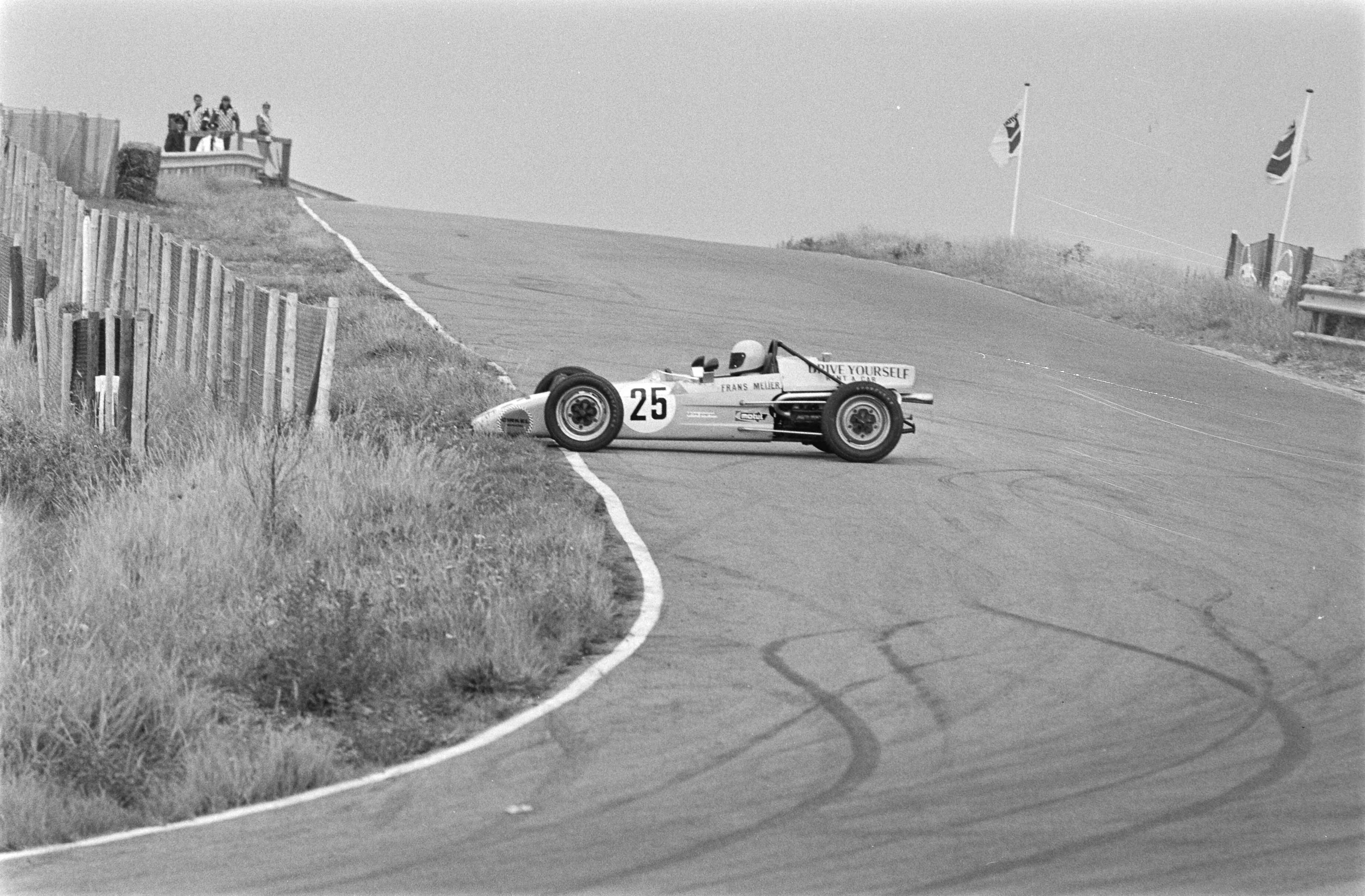 Fotocollectie Anefo — Internationale Formule Vee autoraces, Zandvoort — Foto: Peters, Hans / Anefo. Licentie: Set B: Rechtenvrij / Publiek Domein. Bron: Nationaal Archief. http://hdl.handle.net/10648/abc93a84-d0b4-102d-bcf8-003048976d84