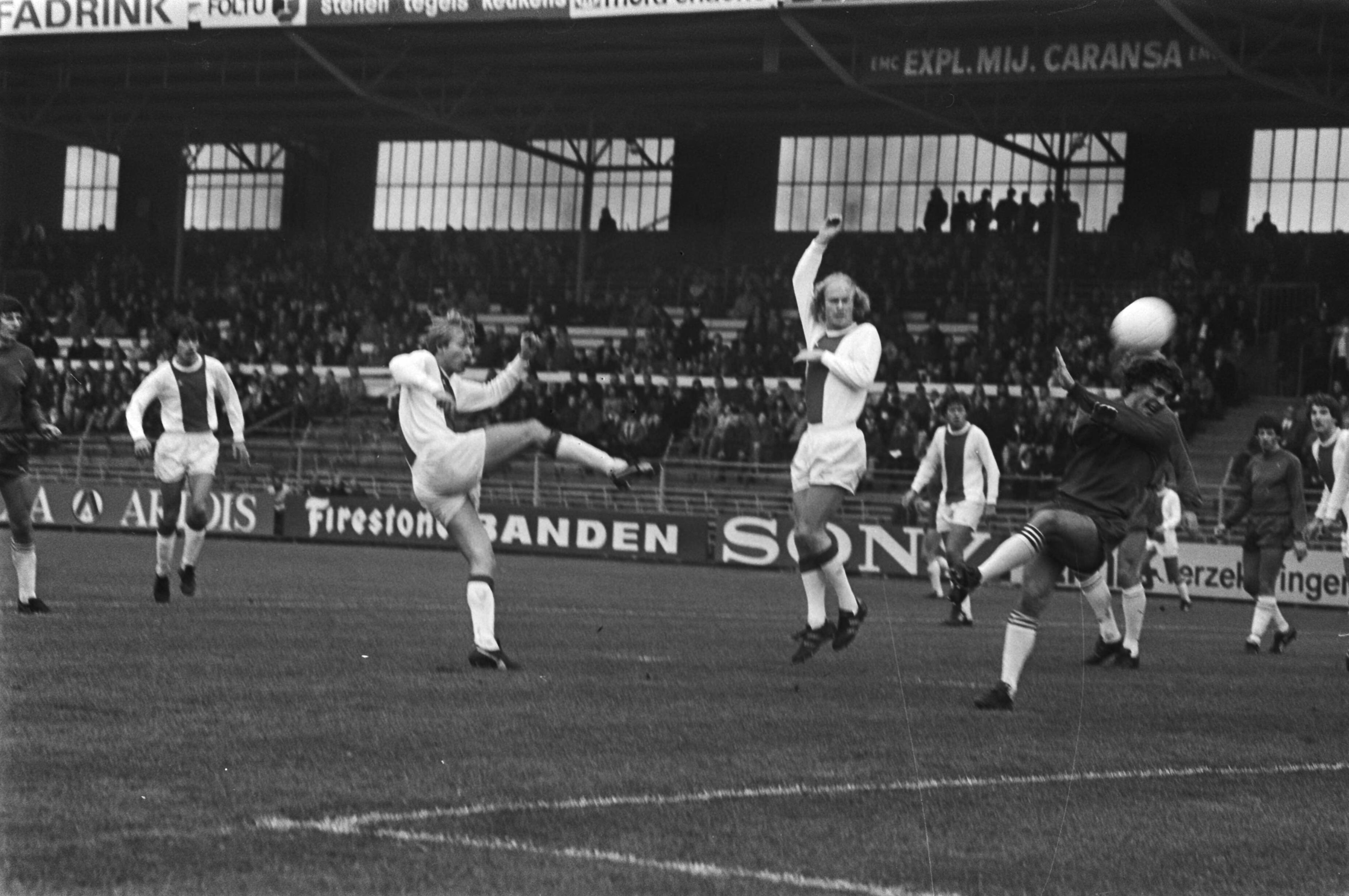 Fotocollectie Anefo — Ajax tegen Haarlem 1-1, Dick Schoenaker schiet op doel, midden Geels — Foto: Bogaerts, Rob / Anefo. Licentie: Set B: Rechtenvrij / Publiek Domein. Bron: Nationaal Archief. http://hdl.handle.net/10648/aca864b6-d0b4-102d-bcf8-003048976d84