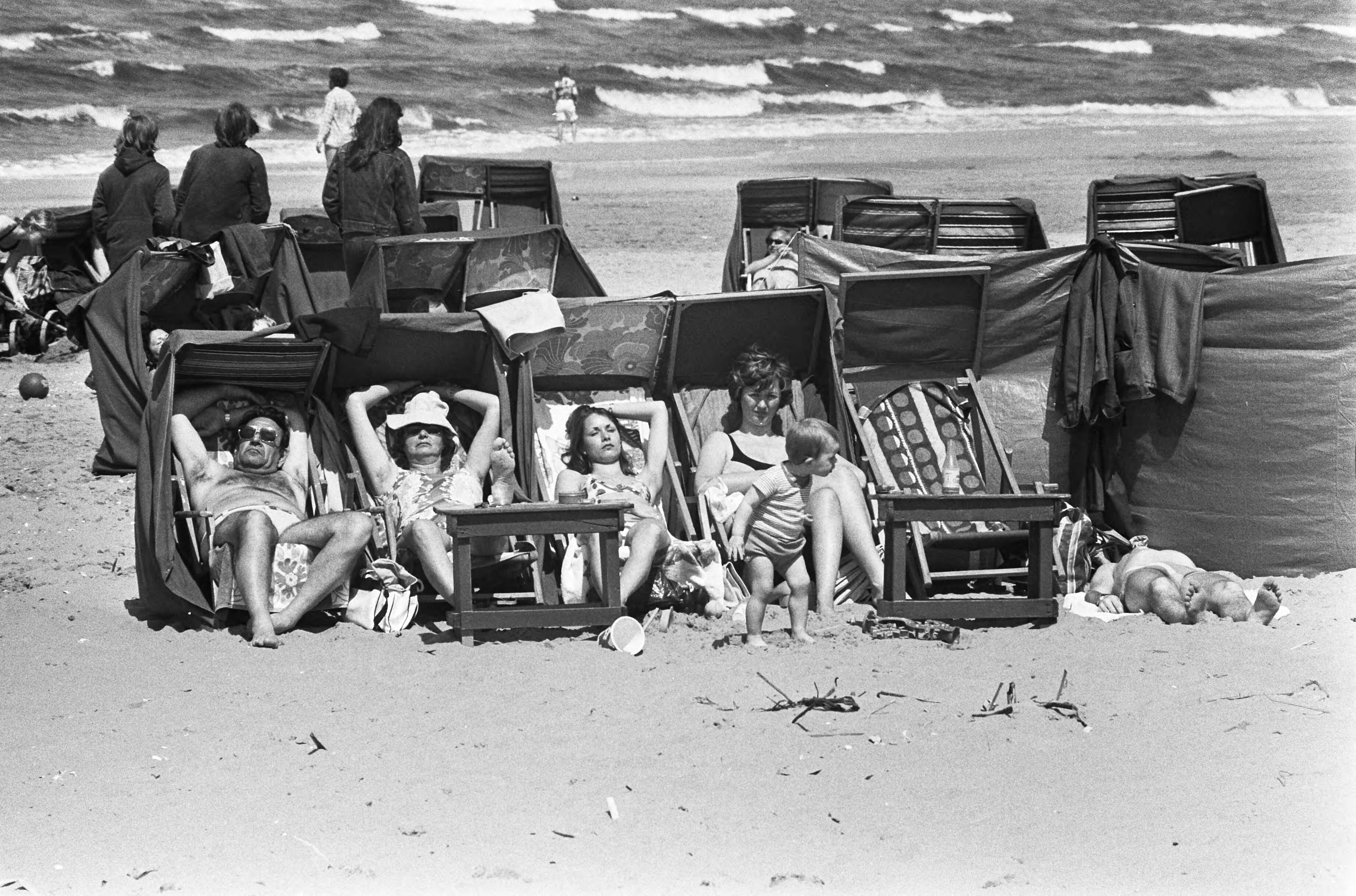 Pinksterdrukte op het strand van Zandvoort — Noord-Holland|Zandvoort|stranden |strandstoelen |badkleding — Foto: Peters, Hans / Anefo. Licentie: Set B: Rechtenvrij / Publiek Domein. Bron: Nationaal Archief. http://hdl.handle.net/10648/ac68bc80-d0b4-102d-bcf8-003048976d84