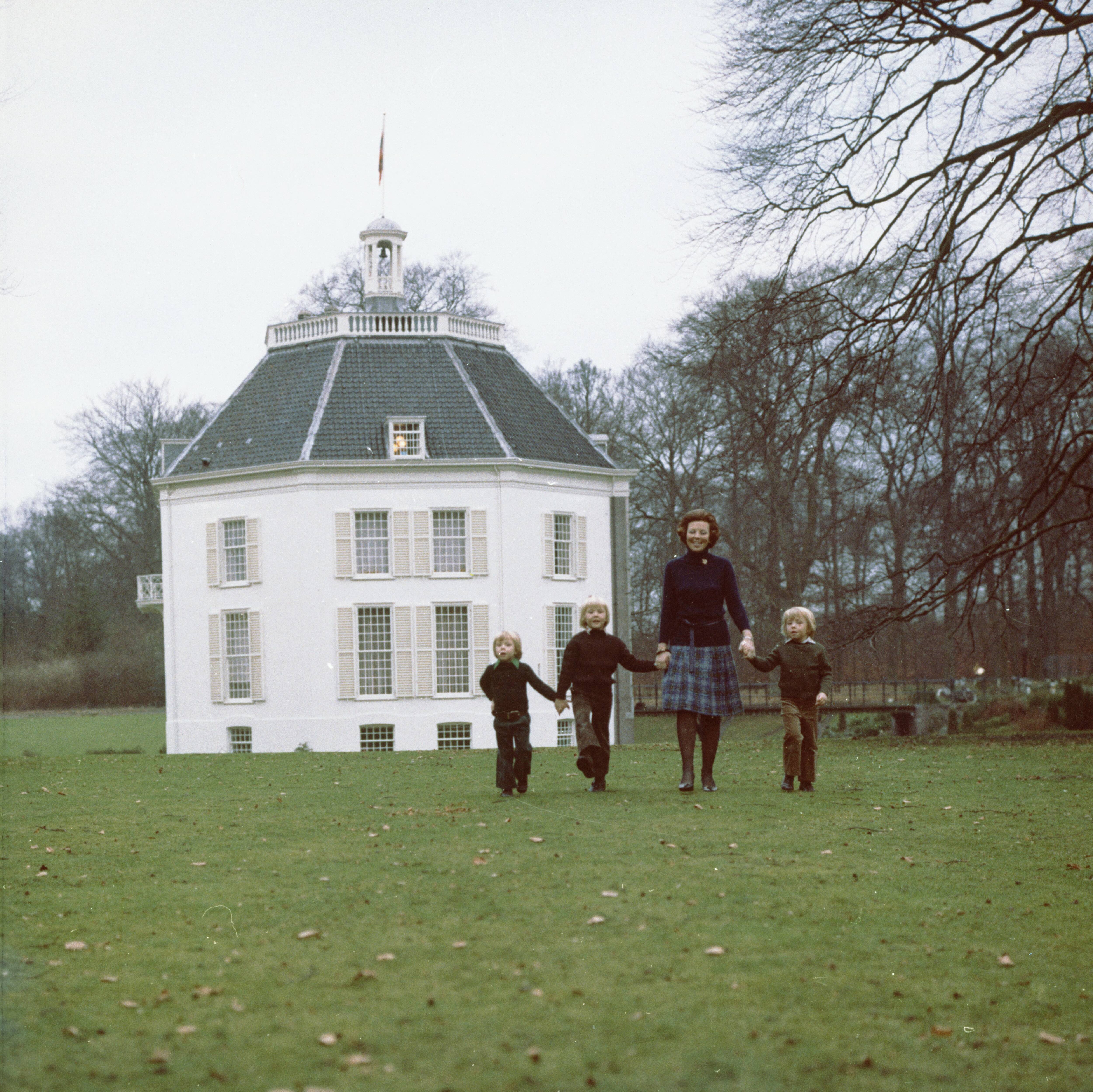 Fotocollectie RVD / Koninklijk Huis — Prinses Beatrix, prins Willem-Alexander, prins Johan Friso en prins Constantijn in de tuin bij kasteel Drakensteyn — Foto: Claus, prins / RVD. Licentie: Set B: Rechtenvrij / Publiek Domein. Bron: Nationaal Archief. http://hdl.handle.net/10648/afafa0d4-d0b4-102d-bcf8-003048976d84