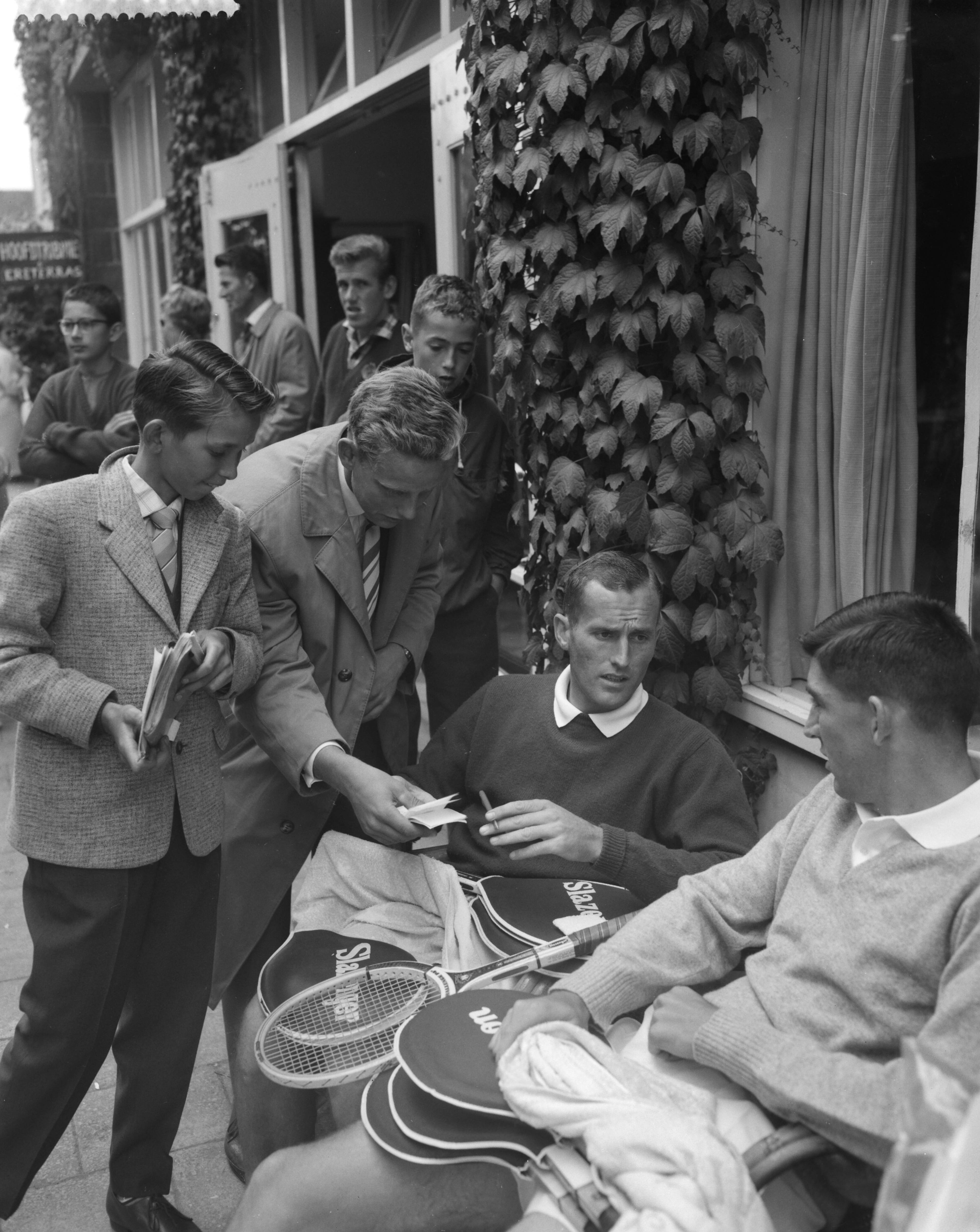Fotocollectie Anefo — Wimbledondag in Scheveningen, Fraser geeft handtekening — Foto: Behrens, Herbert F. / Anefo. Licentie: Set B: Rechtenvrij / Publiek Domein. Bron: Nationaal Archief. http://hdl.handle.net/10648/a9b34190-d0b4-102d-bcf8-003048976d84