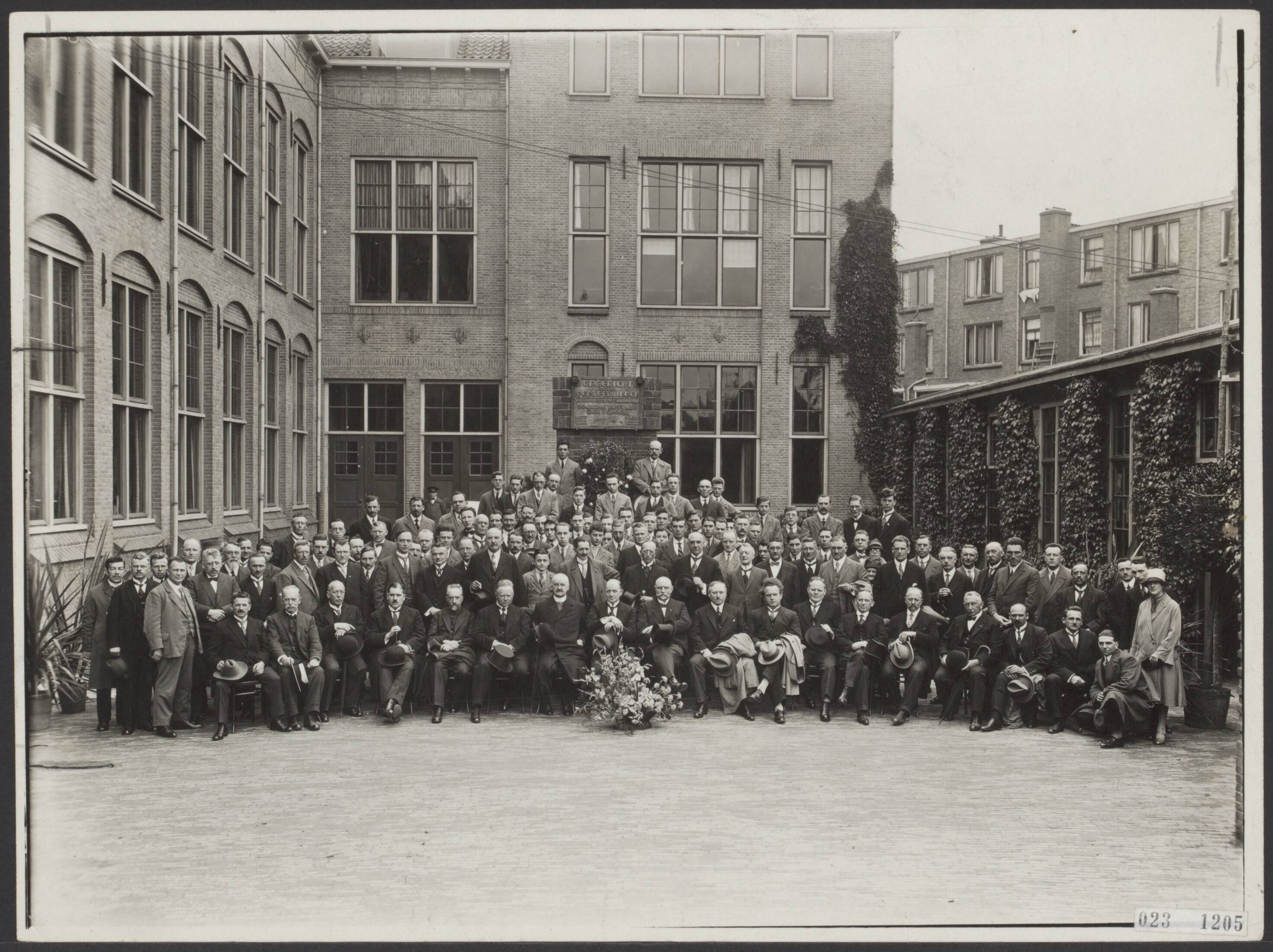 Fotocollectie Elsevier Binnenland — 50-jarig bestaan Nijverheidsschool voor de Technische Vakken te Utrecht — Foto: N.V. Vereenigde Fotobureaux. Licentie: Set B: Rechtenvrij / Publiek Domein. Bron: Nationaal Archief. http://hdl.handle.net/10648/add64f2e-d0b4-102d-bcf8-003048976d84