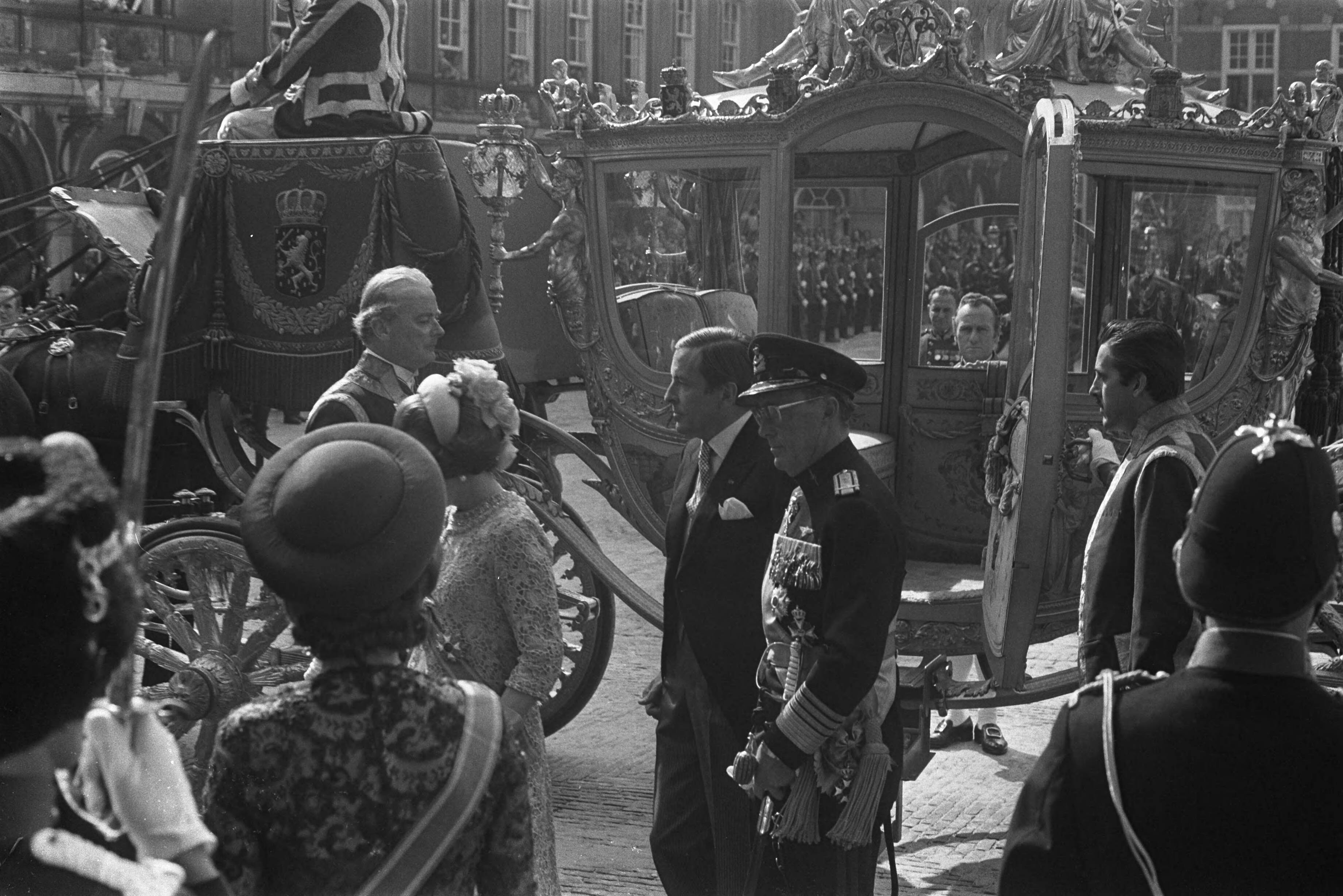 Prinsjesdag 1971 — Koningin Juliana en prins Bernhard arriveren met de gouden koets op het Binnenhof te Den Haag — Foto: Fotograaf Onbekend / Anefo. Licentie: Set B: Rechtenvrij / Publiek Domein. Bron: Nationaal Archief. http://hdl.handle.net/10648/abcf8b00-d0b4-102d-bcf8-003048976d84