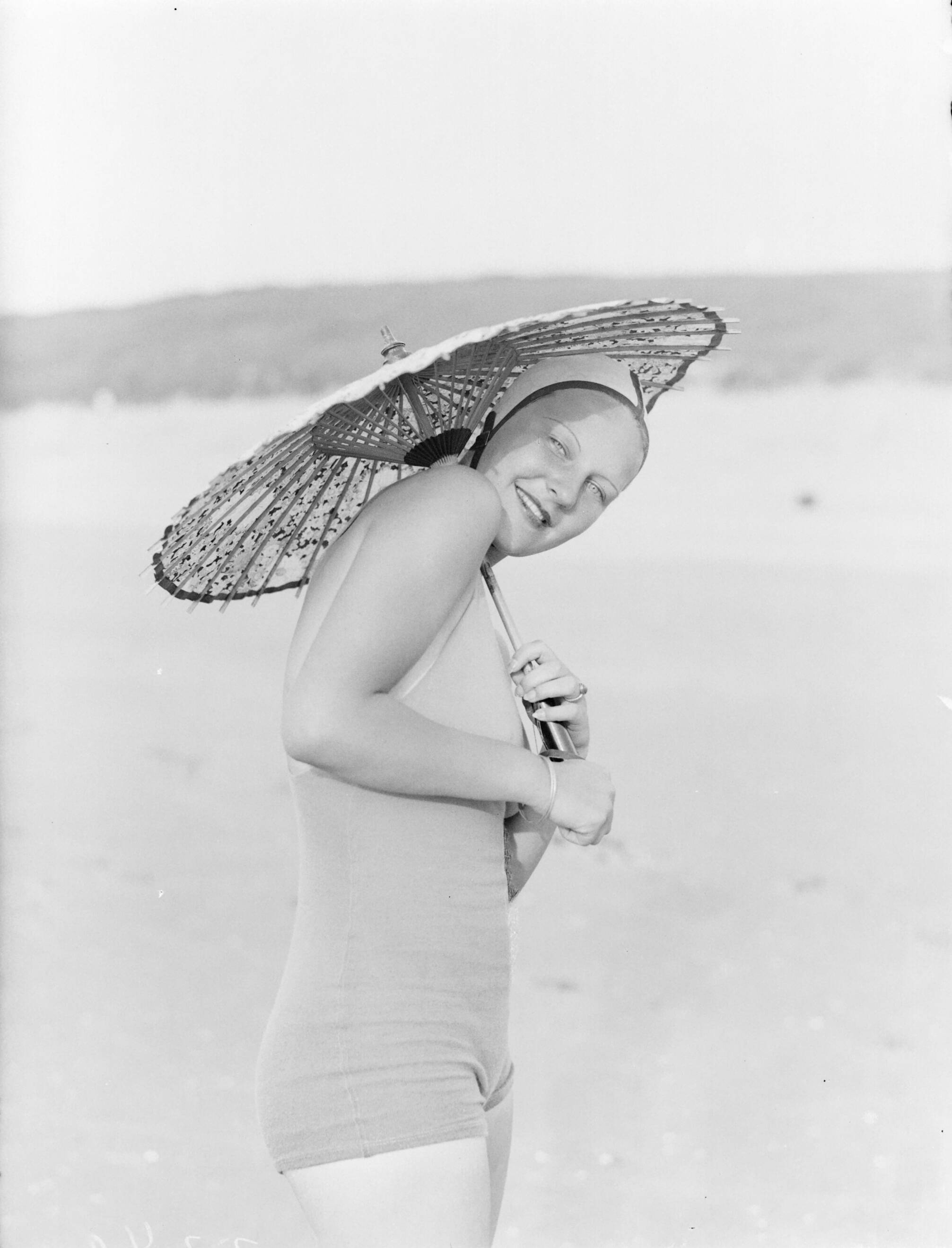 Reportage fotomodel — Model Eva Waldschmidt aan het strand van Zandvoort — Foto: Poll, Willem van de. Licentie: Set B: Rechtenvrij / Publiek Domein. Bron: Nationaal Archief. http://hdl.handle.net/10648/aea7f394-d0b4-102d-bcf8-003048976d84