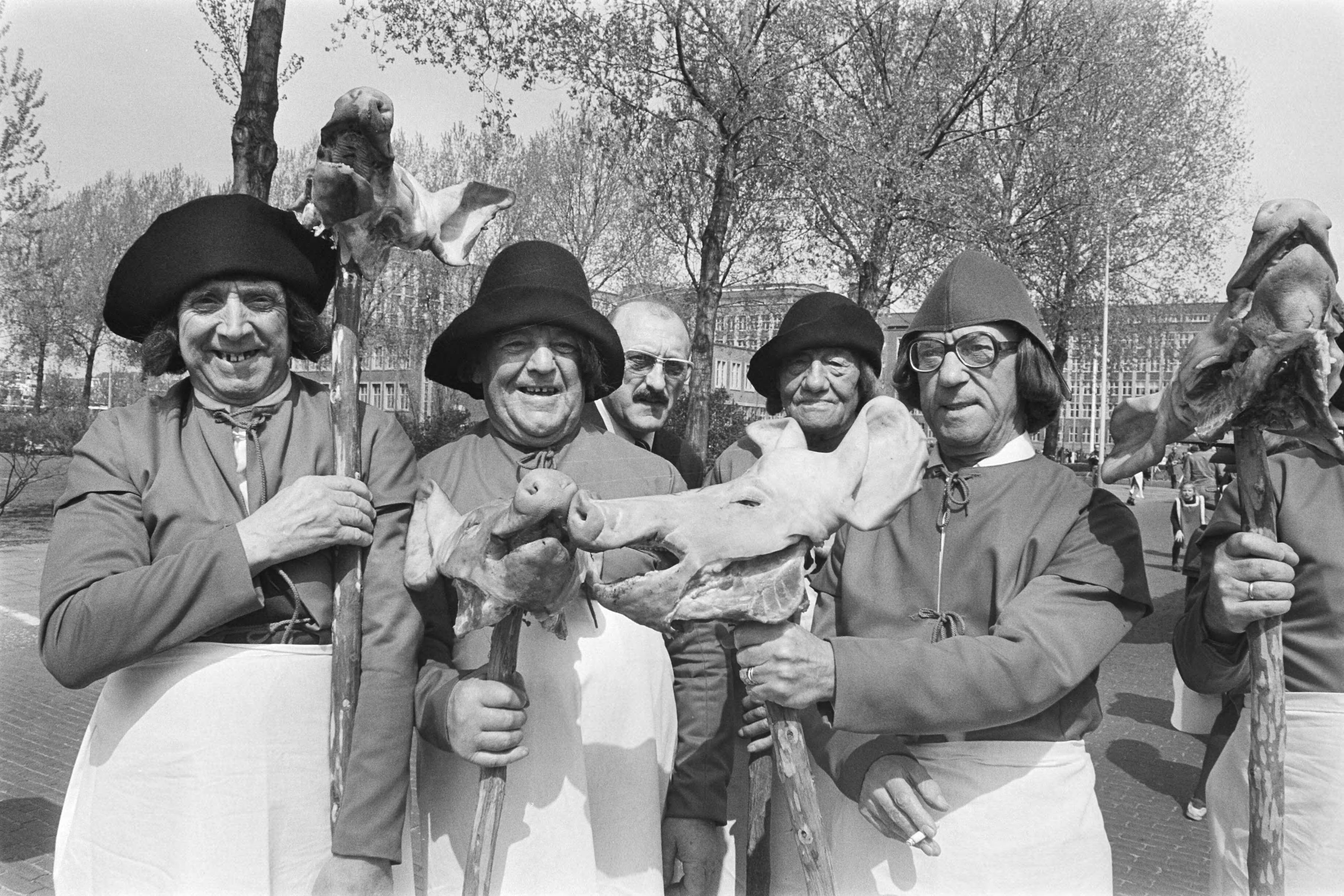 Fotocollectie Anefo — Groep Belgen uit Wingene houden optocht in Den Haag , de Belgen zijn beroemd om hun Brueghel-manifestatiesverkeerskoppen op — Foto: Bogaerts, Rob / Anefo. Licentie: Set B: Rechtenvrij / Publiek Domein. Bron: Nationaal Archief. http://hdl.handle.net/10648/ac9ad760-d0b4-102d-bcf8-003048976d84